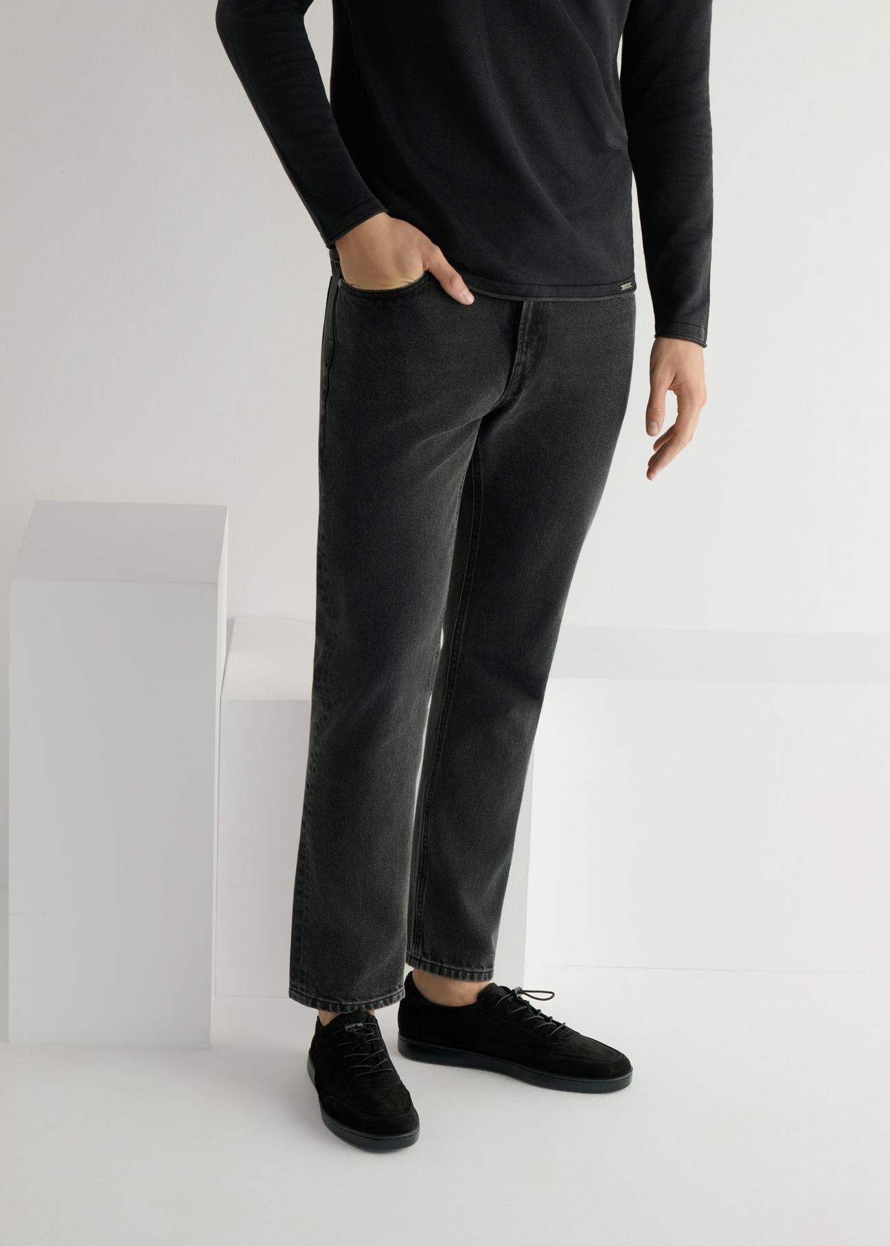 Čierne pánske kožené topánky BUTYM-0529-99(W26), bočný pohľad na produkt na modeli, viditeľná polovica siluety.