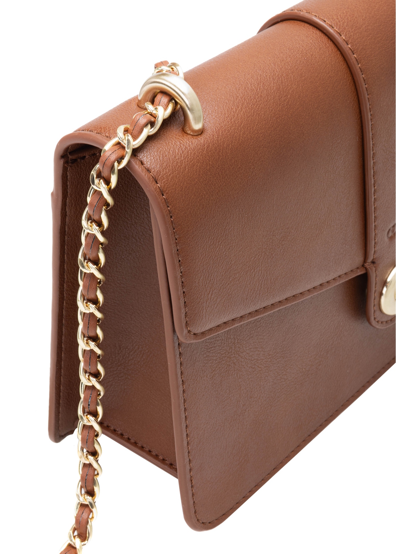 Hnedá dámska taška cez rameno TOREC-1137-1F(W26), detail produktu na bielom pozadí.