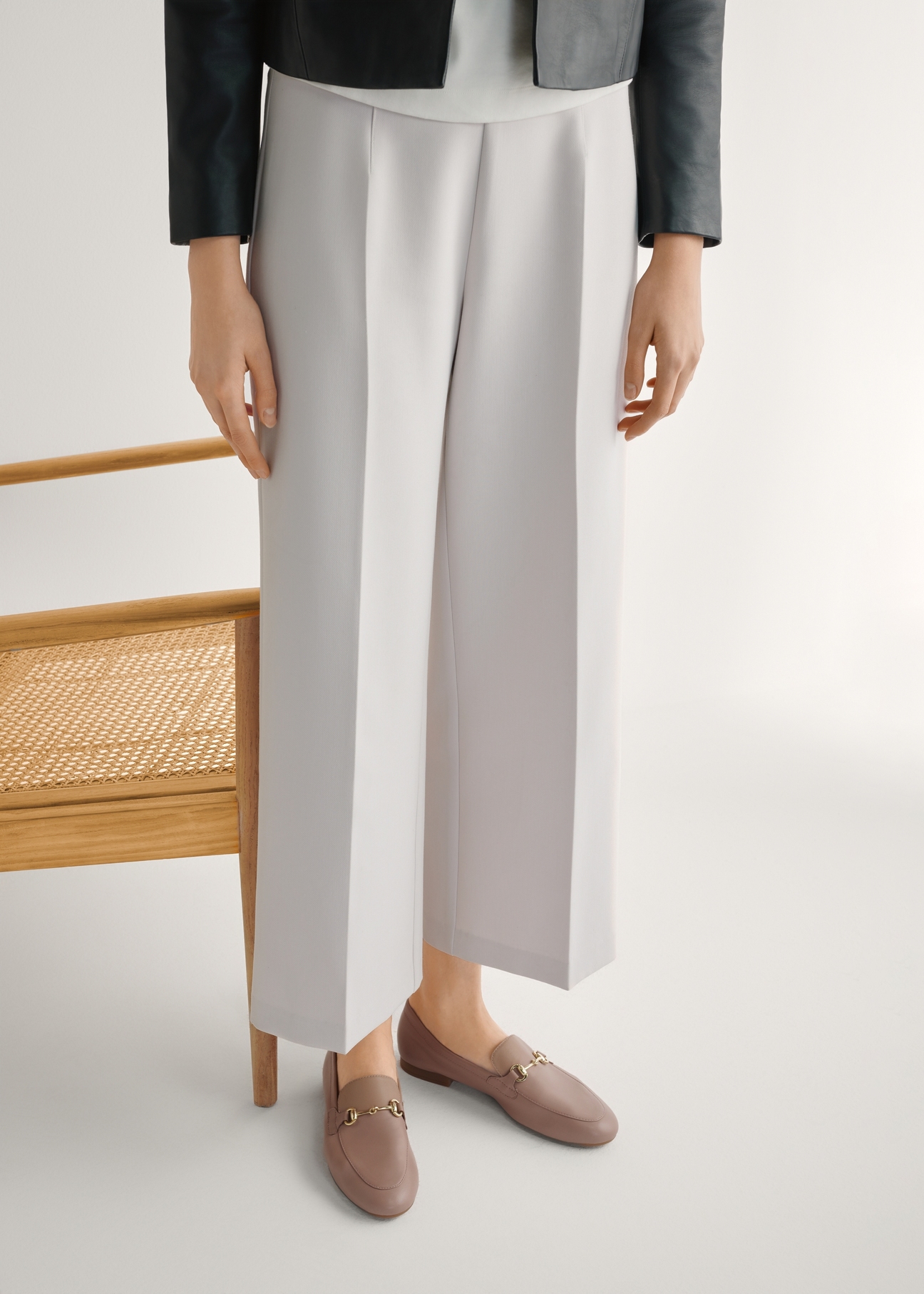 Dámske kožené mokasíny v špinavo ružovej farbe BUTYD-0916A-5D(W26), pohľad spredu na produkt na nohách modelky.