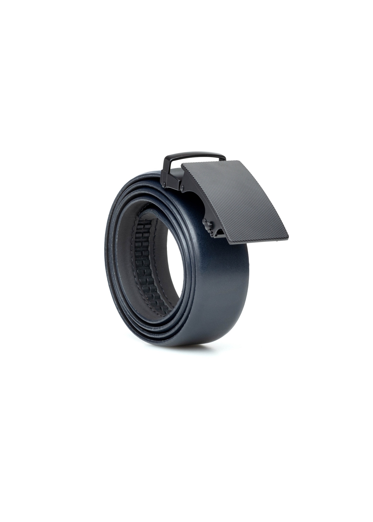 Pánsky kožený opasok v tmavomodrej farbe PASMS-0269-7E(W26), diagonálny pohľad na produkt na bielom pozadí.