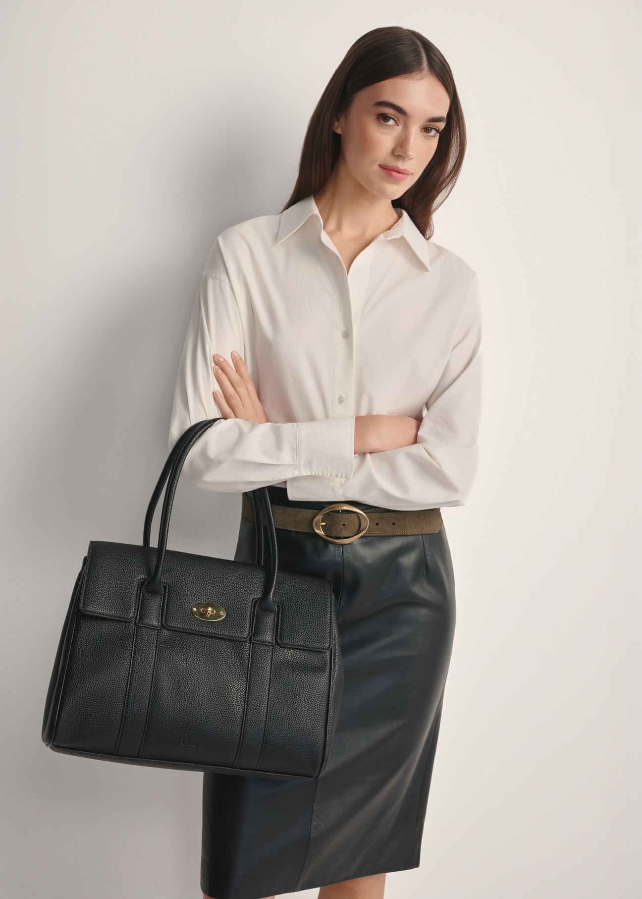 Veľká čierna dámska kabelka TOREC-1139-9I(W26), pohľad spredu na produkt na modelke, viditeľná polovica siluety.