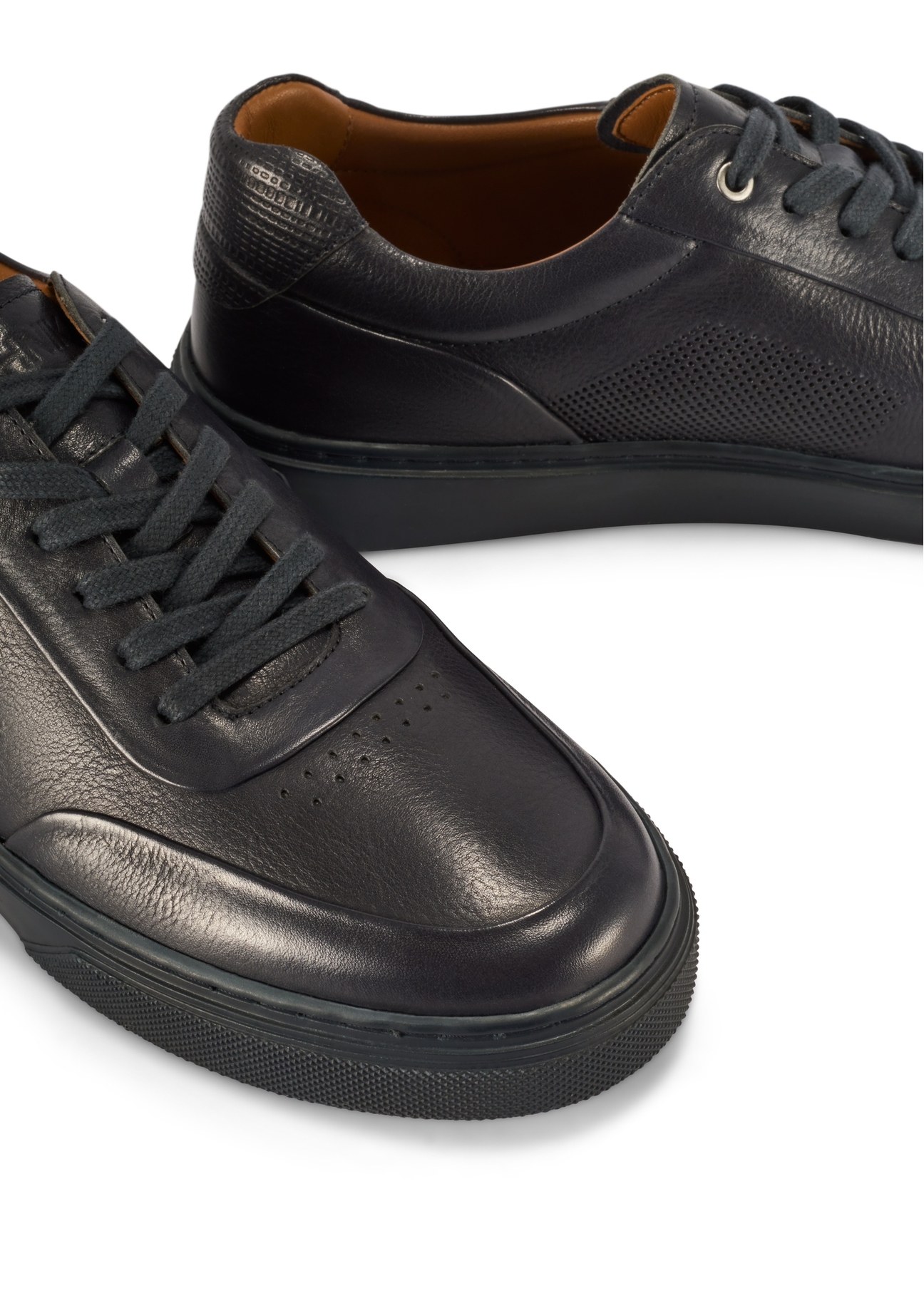 Pánske kožené tenisky v tmavomodrej farbe BUTYM-0484-7E(W26) - detailný záber na bielom pozadí.