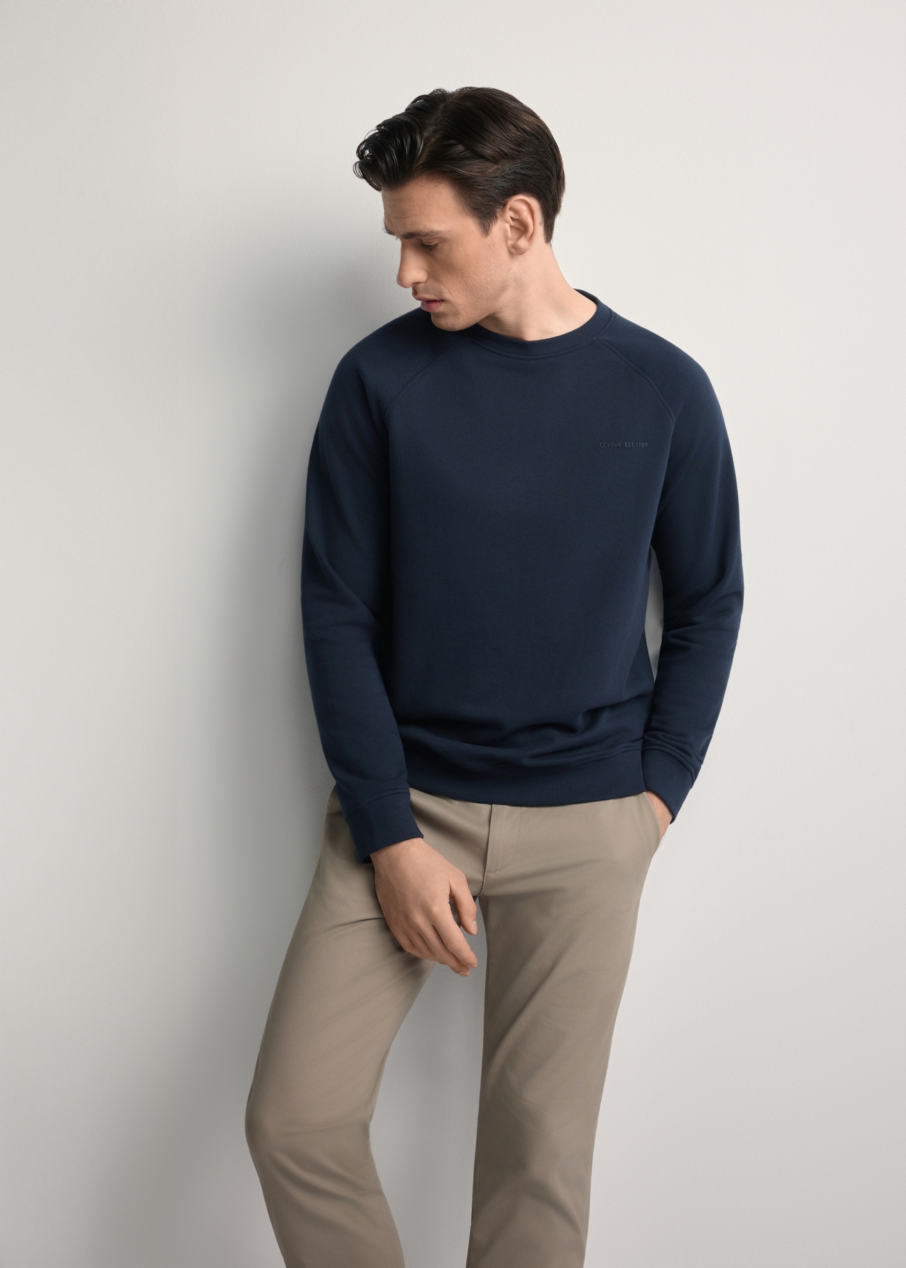 Pánska bavlnená mikina tmavomodrej farby BLZMT-0076-68(Z25), pohľad spredu na produkt na modelke. Viditeľná polovica siluety.