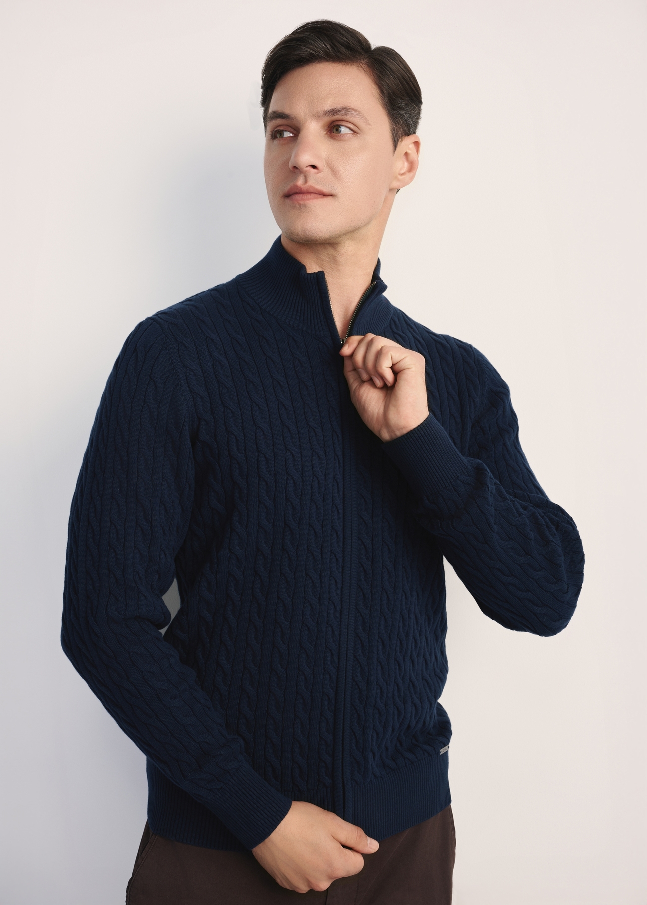 Pánsky tmavomodrý sveter na zips SWEMT-0169-68(Z25), produkt viditeľný diagonálne na modeli, viditeľná polovica siluety.