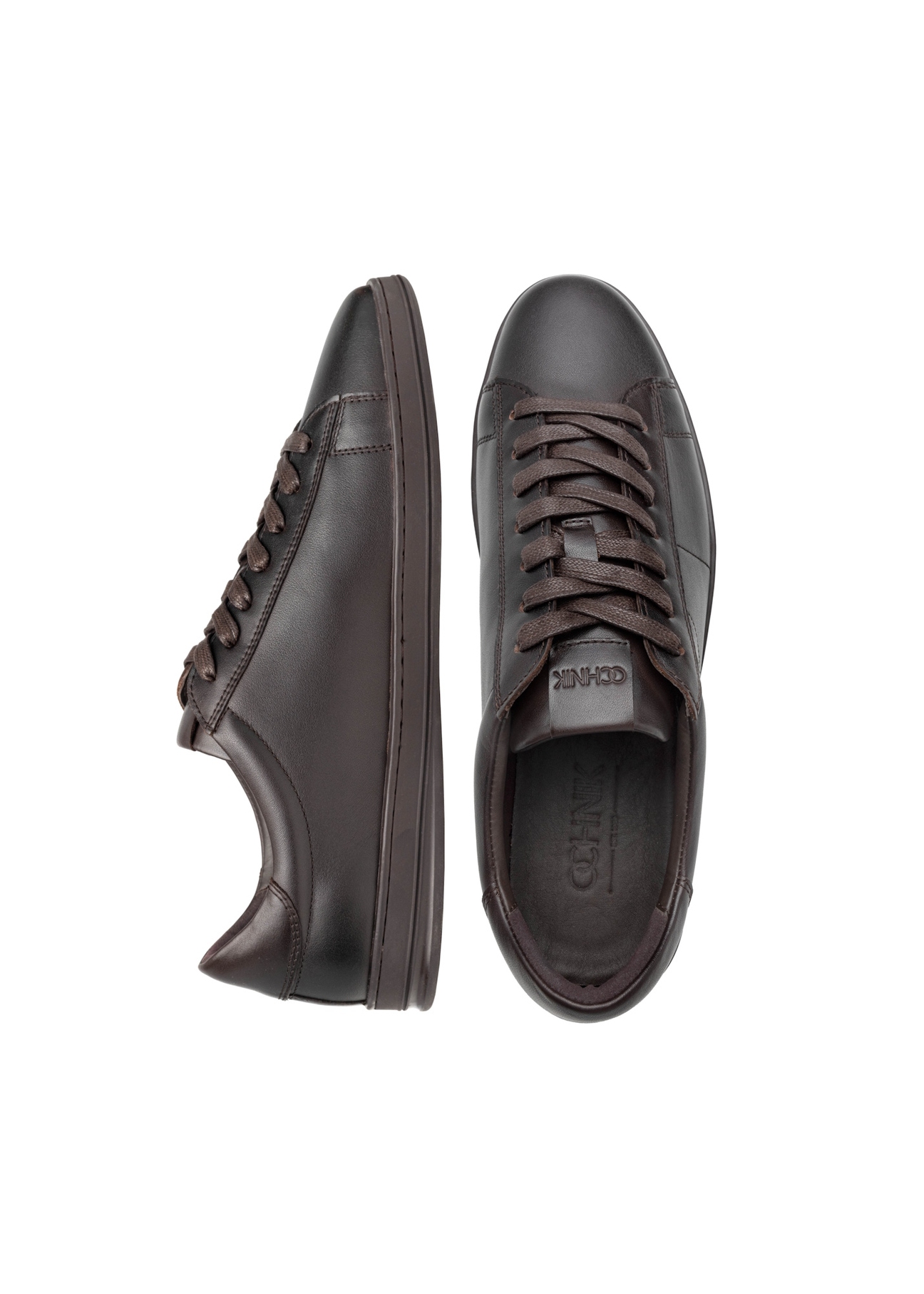 Hnedé pánske kožené topánky BUTYM-0490-1I(W26), pohľad zhora na produkt na bielom pozadí.