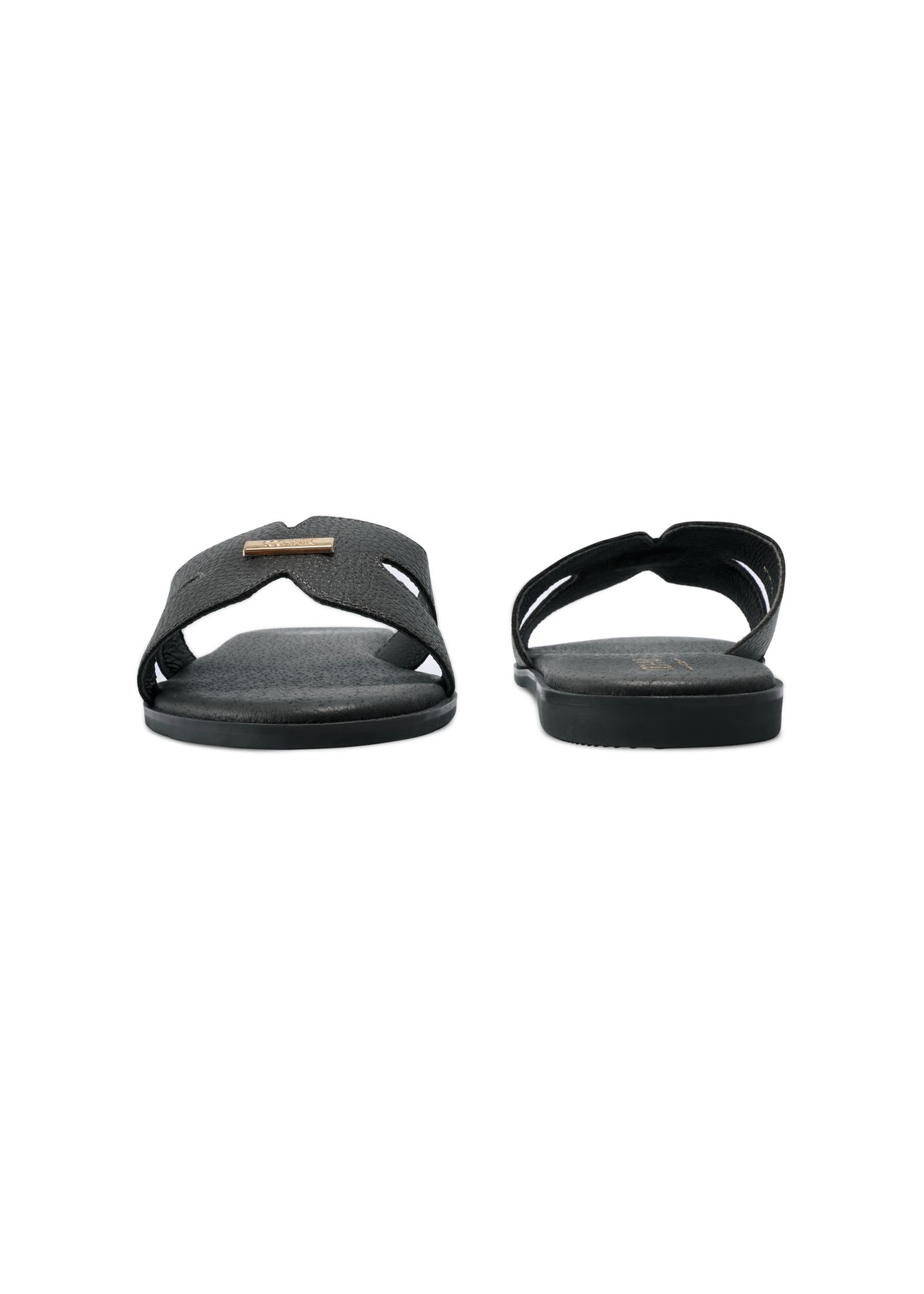 Čierne dámske žabky BUTYD-0725D-9I(W26) - pohľad na výrobok spredu a zozadu, na bielom podklade.