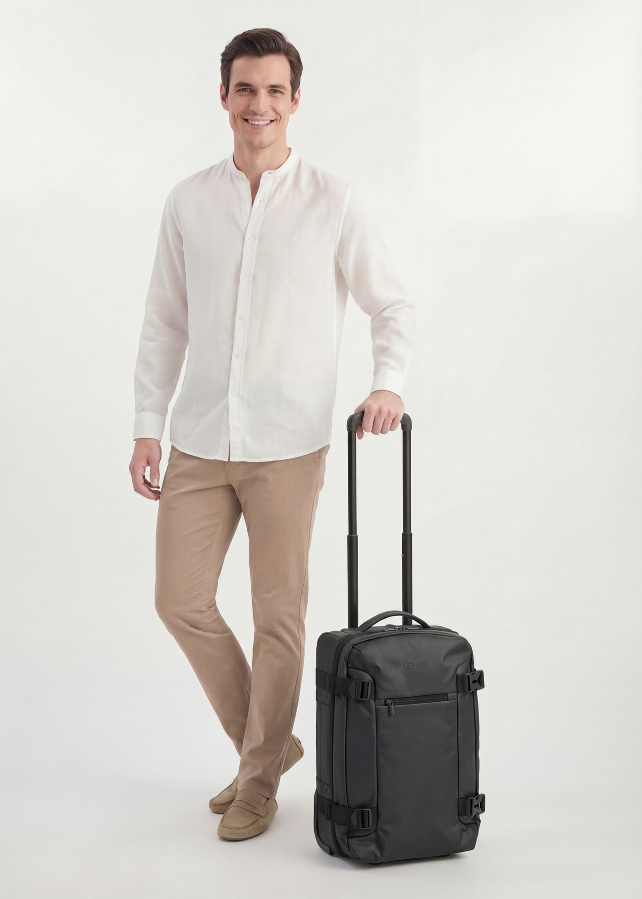 Malý kufor na kolieskach WALNY-0047-99-19(W26), diagonálny pohľad na produkt vedľa siluety modelky.