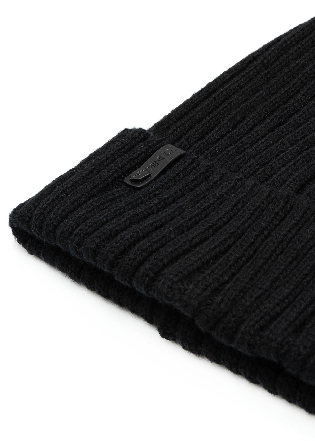 Pánska zimná čiapka v čiernej farbe CZADT-0088-99(Z 25), detailný záber na produkt, pohľad na bielom pozadí.