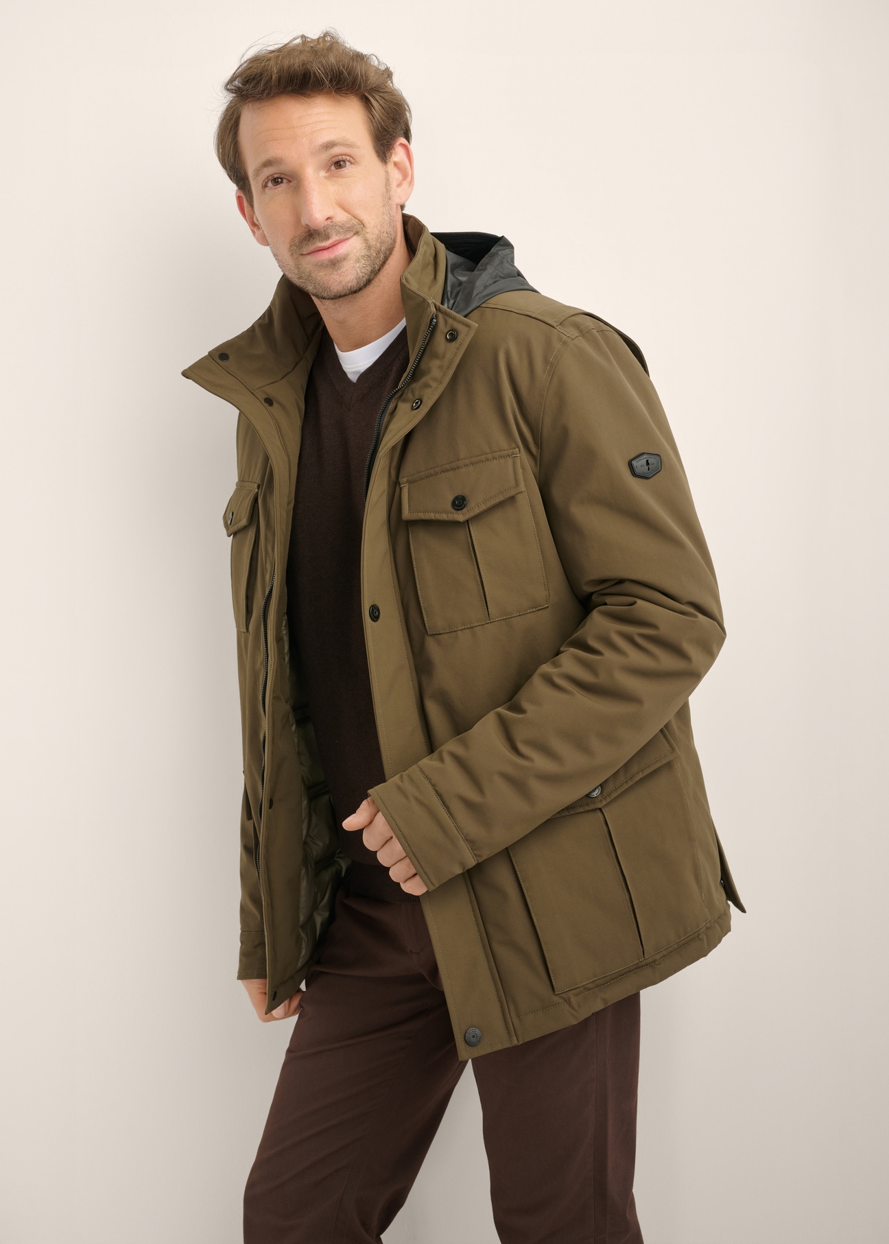Pánska prechodná khaki bunda KURMT-0437-8D(Z26), bočný pohľad na produkt na modeli. Viditeľná polovica siluety.