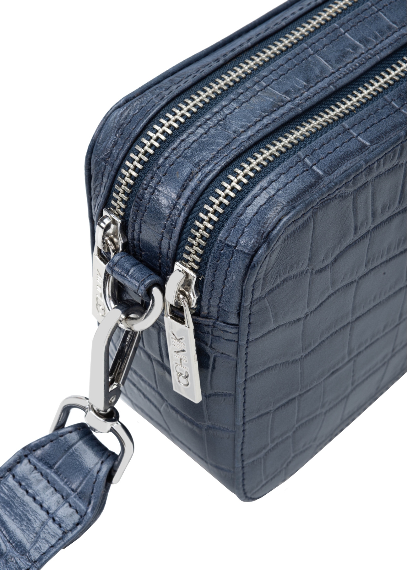 Malá tmavomodrá kožená kabelka s krokodílím vzorom TORES-1231-7D(W26), detail produktu na bielom pozadí.