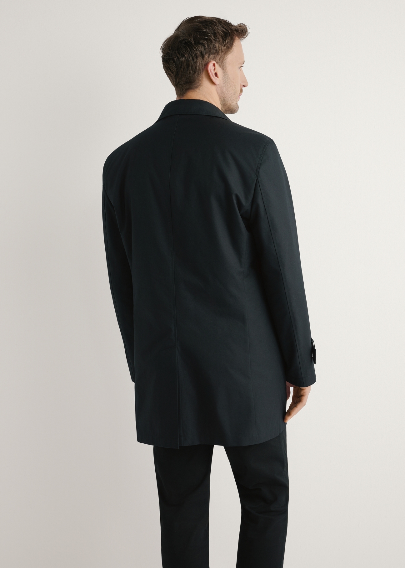 Pánska čierna zateplená bunda KURMT-0408-99(W26), pohľad na produkt zozadu na modeli. Viditeľná polovica siluety.