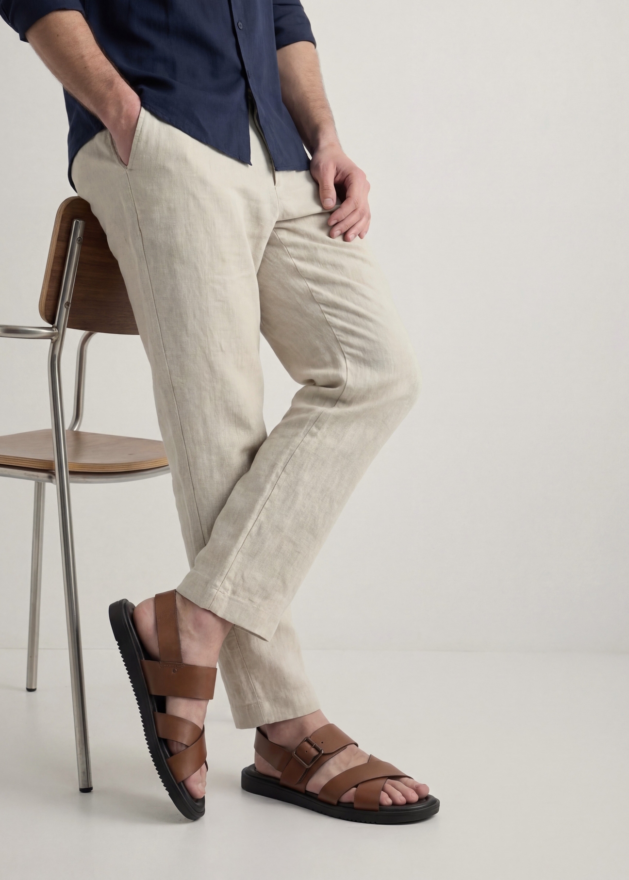 Pánske kožené sandále v koňakovej farbe BUTYM-0537-1F(W26), bočný pohľad na produkt na nohách modelky.