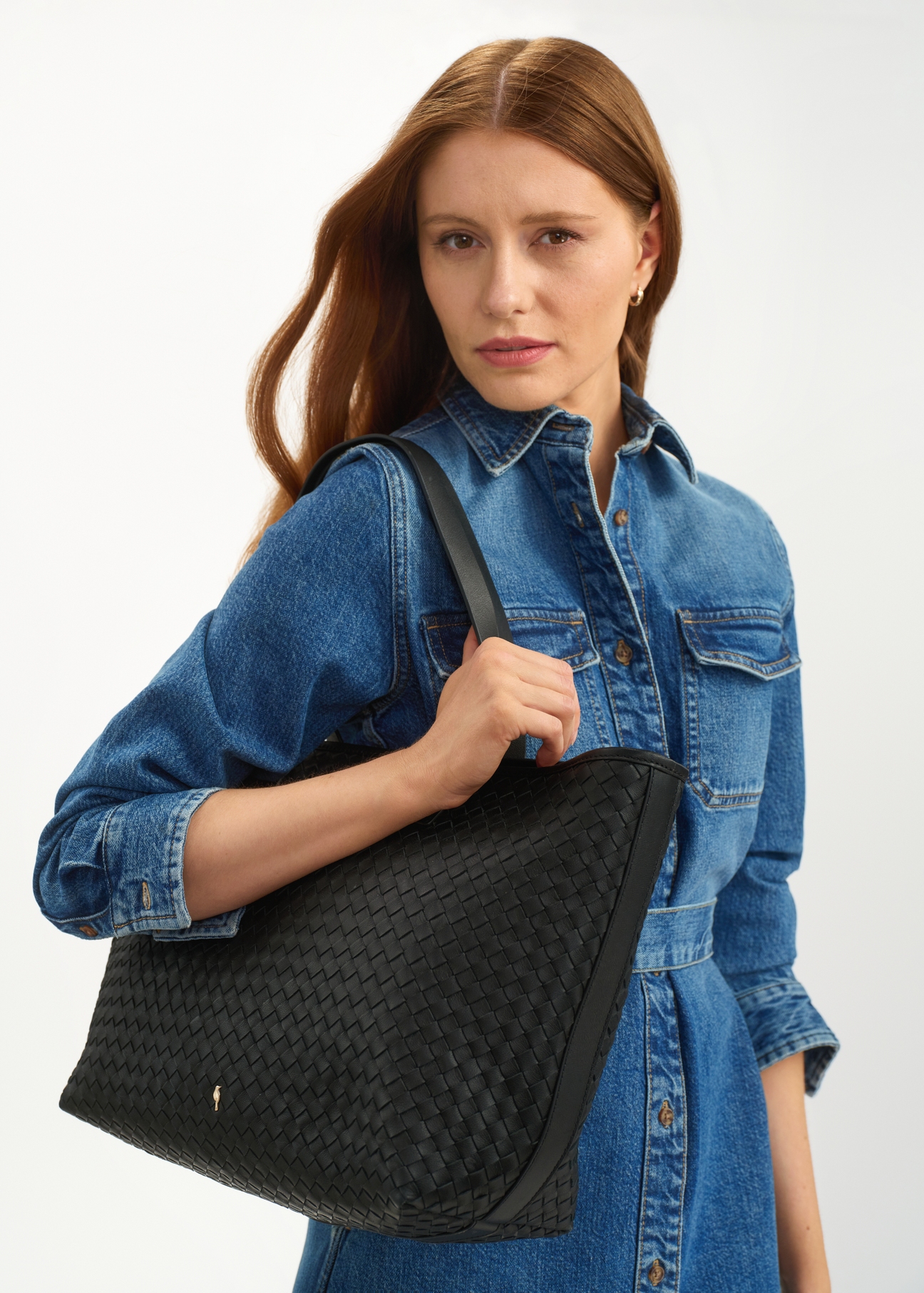 Kožená čierna dámska shopper kabelka TORES-1107-99(W25), diagonálny pohľad na siluetu modelky, na bielom podklade.