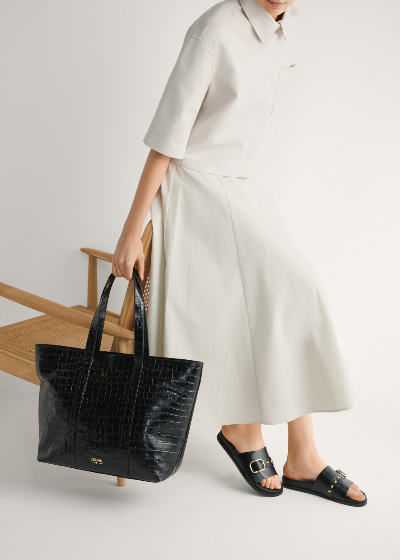 Dámske čierne kožené žabky BUTYD-1269-99(W26), bočný pohľad na produkt na nohách modelky.