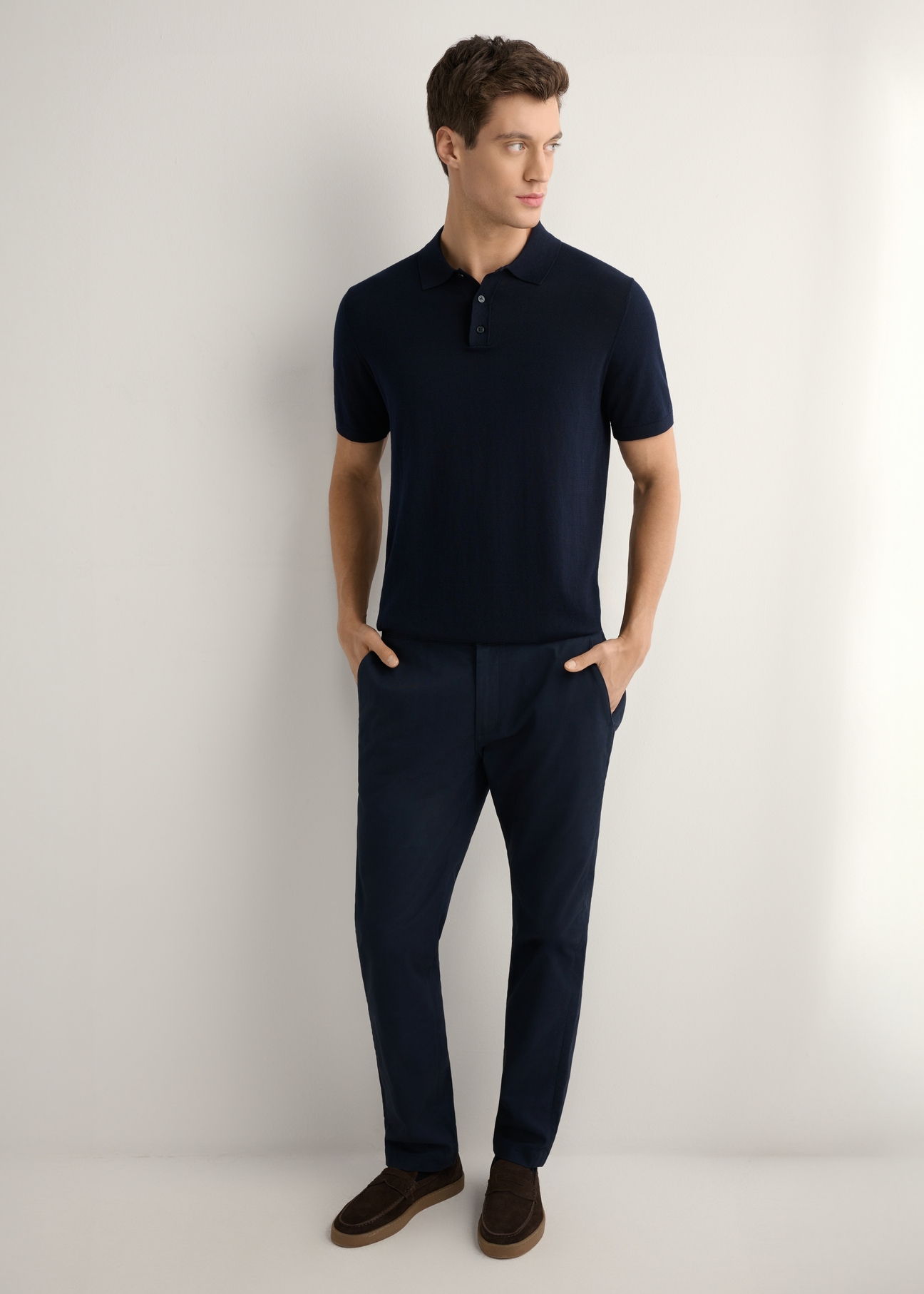 Pánske tmavomodré nohavice SPOMT-0121-7E(W26), pohľad spredu na výrobok na modeli. Viditeľné celé telo.