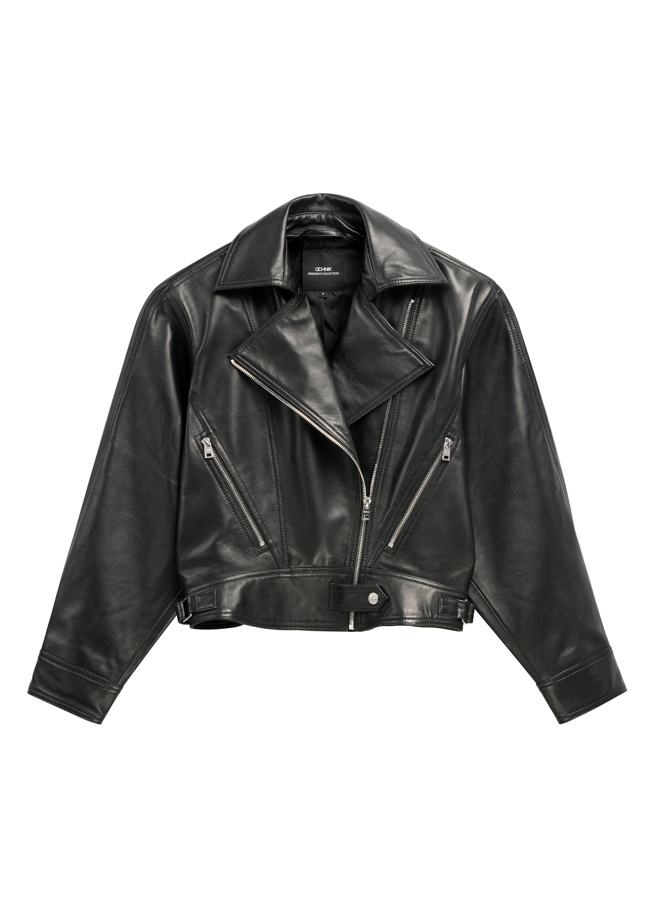 Dámska krátka čierna kožená bunda KURDS-0607-99(W26) - pohľad spredu na produkt, na bielom pozadí.