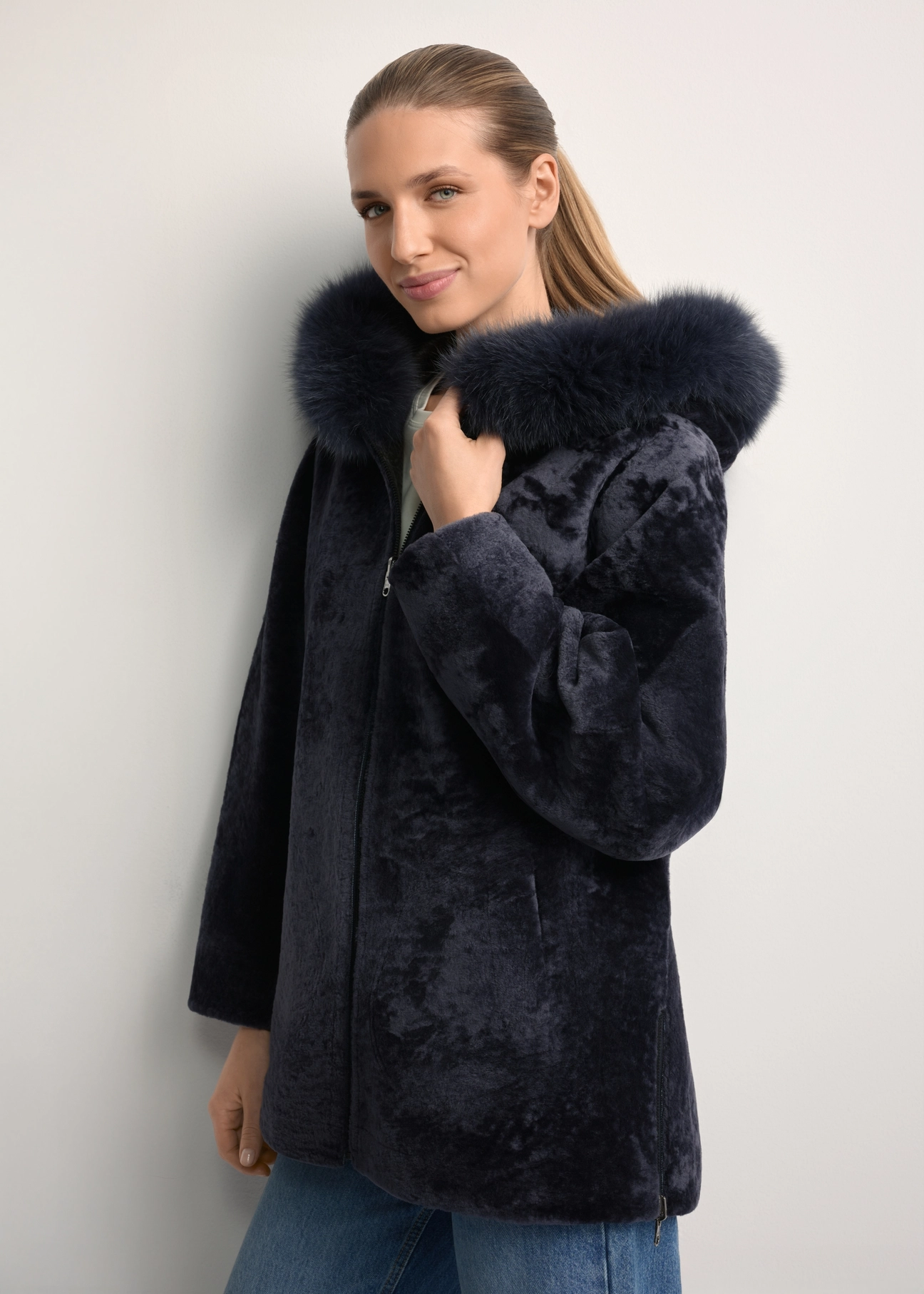 Dámsky obojstranný kožený kabát z ovčej kože KOZDS-0094-1397(Z25), pohľad spredu na výrobok na modelke. Viditeľná polovica siluety.