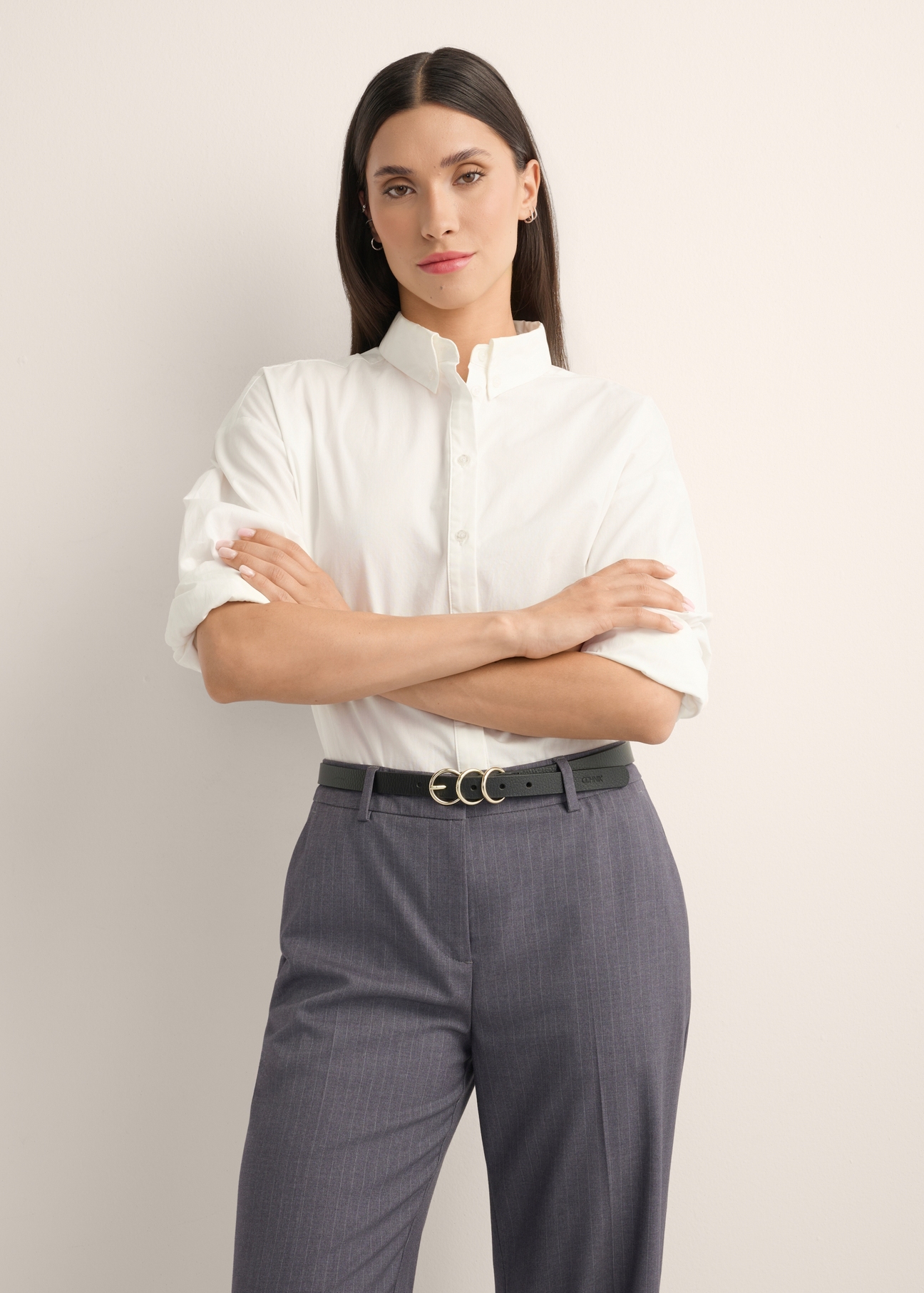 Krémová oversize dámska košeľa KOSDT-0193-0C(Z26), pohľad na produkt spredu na modelke, viditeľná polovica siluety.