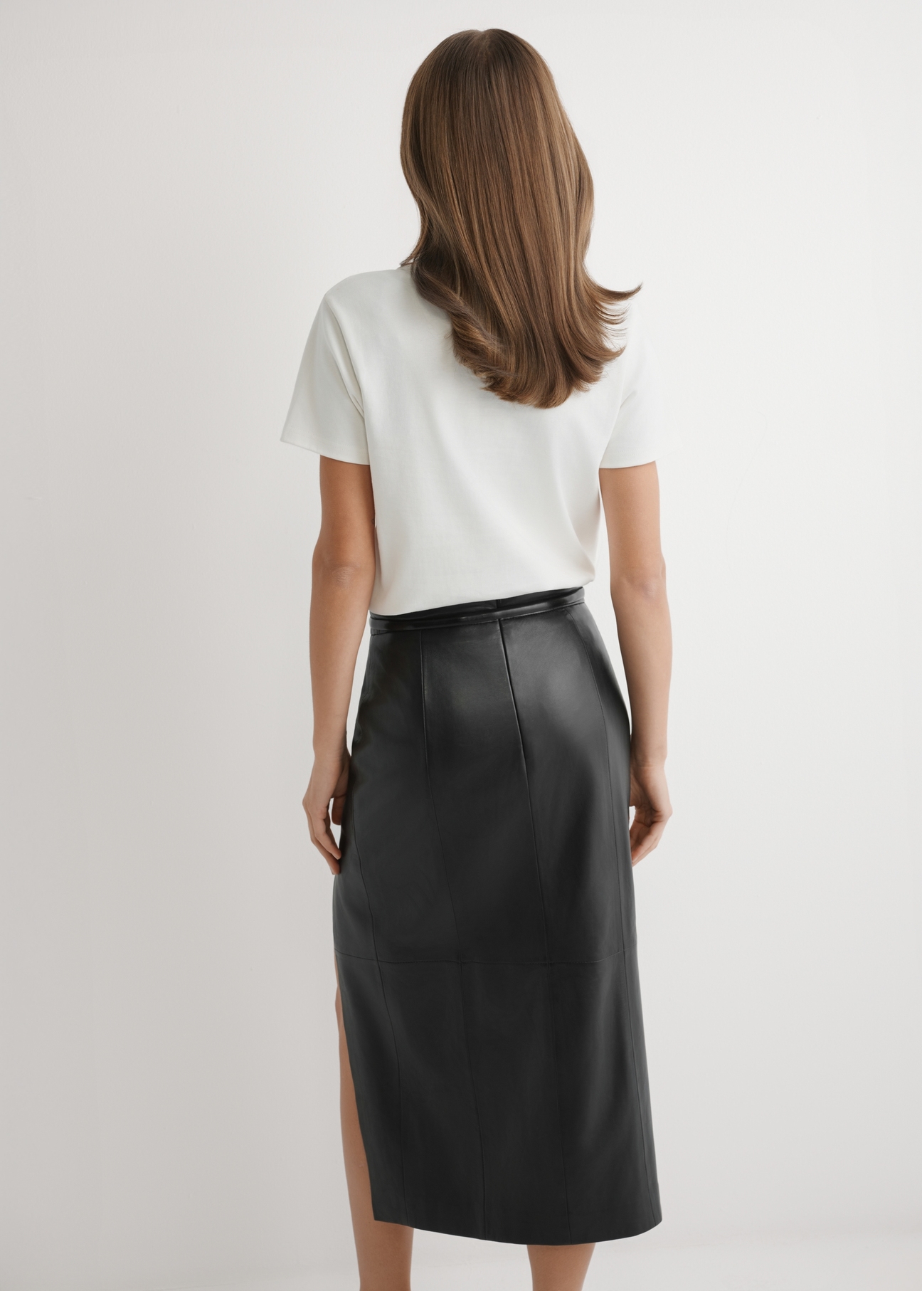 Dámske krémové tričko s perlami TSHDT-0158-0B(W26), pohľad zozadu na produkt na modelke. Viditeľná polovica siluety.