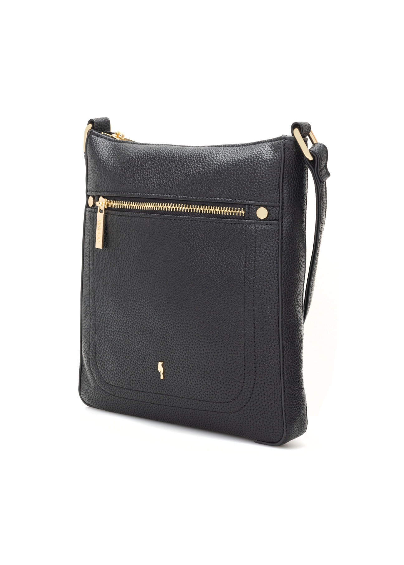 Čierna dámska koženková kabelka TOREC-1177-99(W26), diagonálny pohľad na produkt na bielom pozadí.