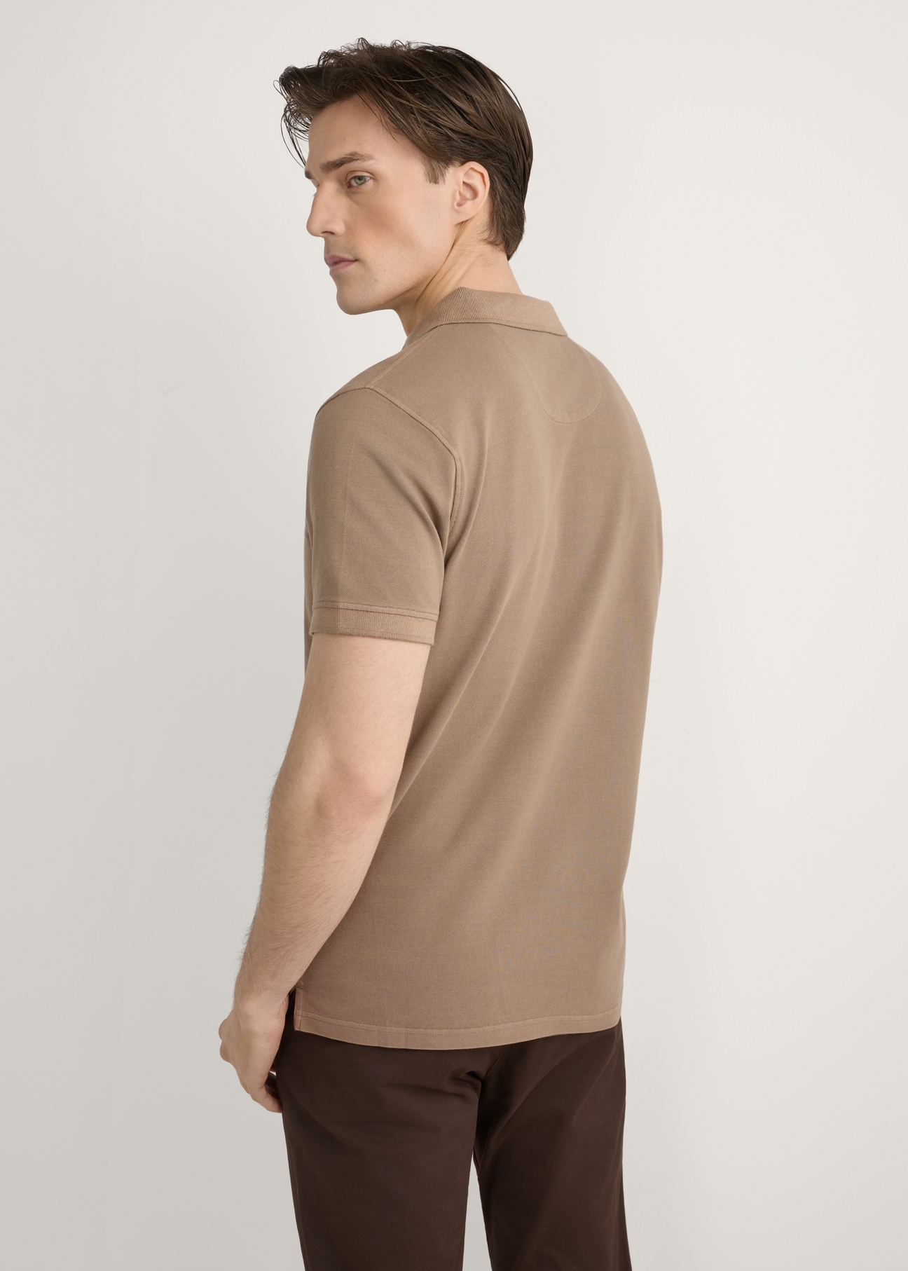 Pánske polo tričko camel POLMT-0055A-1D(W26), pohľad zozadu na produkt na modeli. Viditeľná polovica siluety.