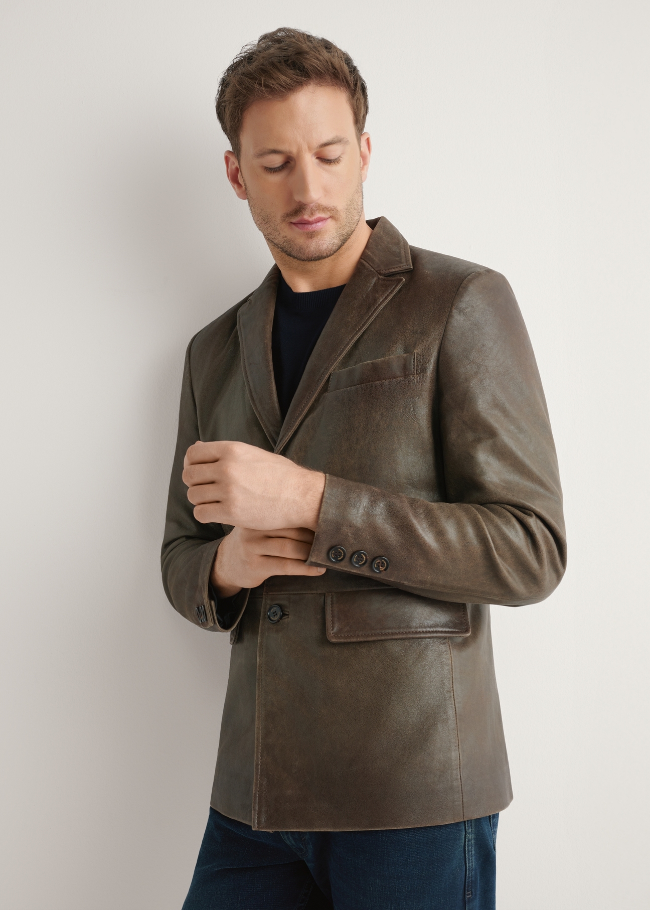 Pánska hnedá kožená bunda KURMS-0402-1H(W26) - pohľad spredu na výrobok, na modeli, na svetlom pozadí. Viditeľná polovica siluety.