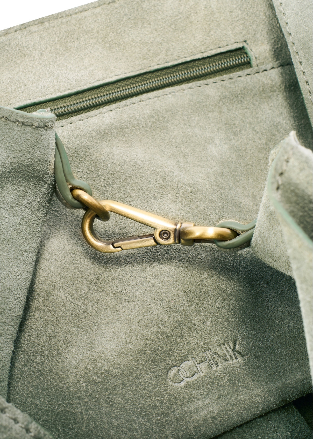 Dámska kožená kabelka TORES-1252-8F(W26) v tmavomodrej farbe - detailný pohľad na produkt na bielom pozadí.