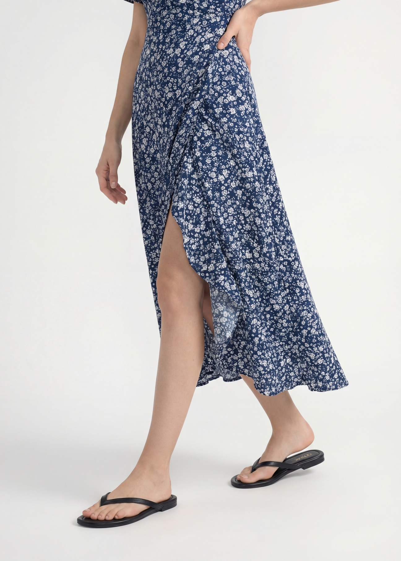 Dámske čierne kožené žabky BUTYD-1271-99(W26), bočný pohľad na produkt na nohách modelky.