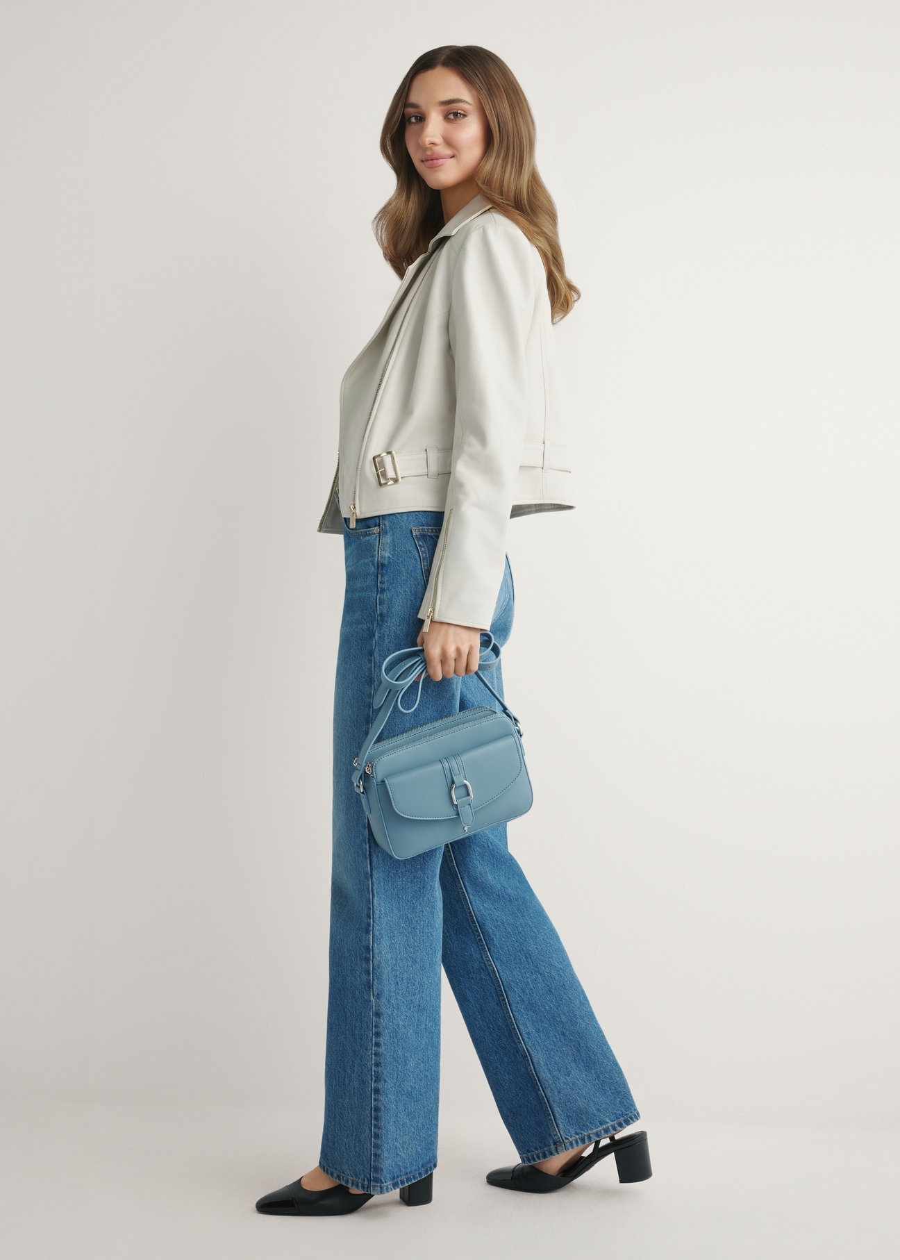 Modrá malá dámska kabelka TOREC-1175-7C(W26) - pohľad spredu na produkt, na modeli, na svetlom pozadí. Viditeľná je celá silueta.