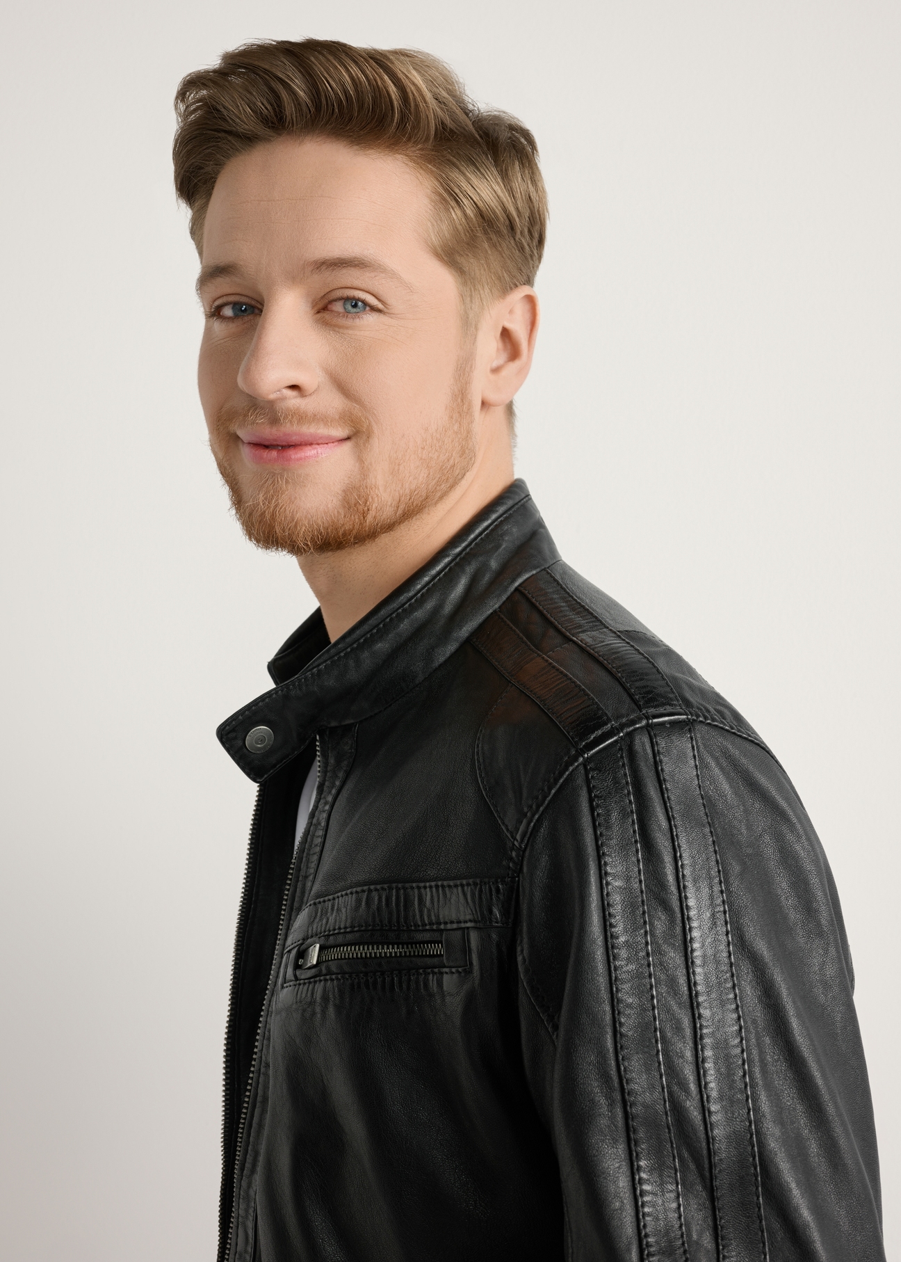 Pánska čierna kožená bunda KURMS-0397-99(W26) - detailný záber modelu, na svetlom pozadí.