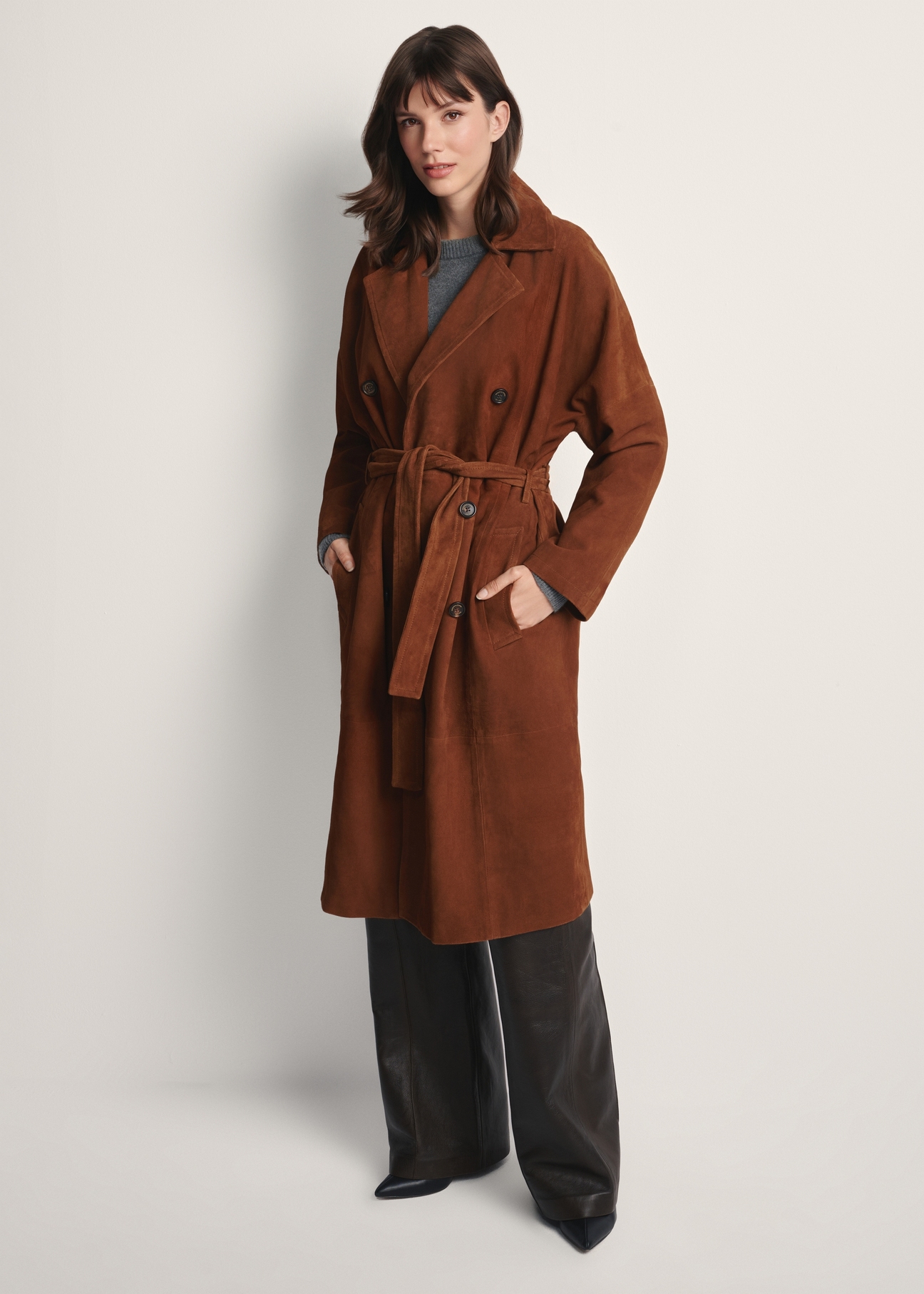 Dámsky hnedý semišový kabát oversized KURDS-0551-0775(Z25), pohľad spredu na produkt na modelke. Viditeľné celé telo.