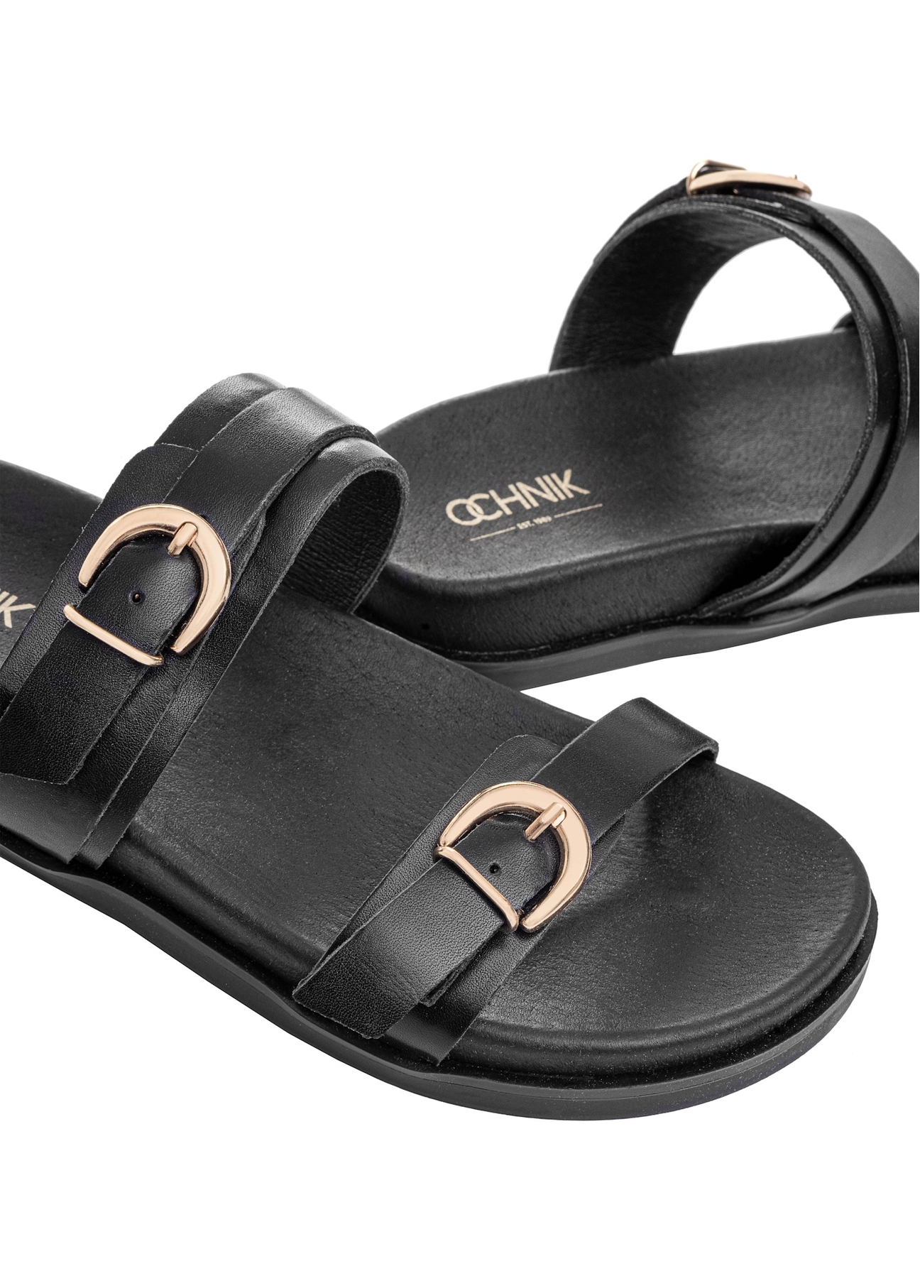 Čierne kožené dámske žabky BUTYD-1160-99(W25), detailný záber produktu na bielom pozadí.