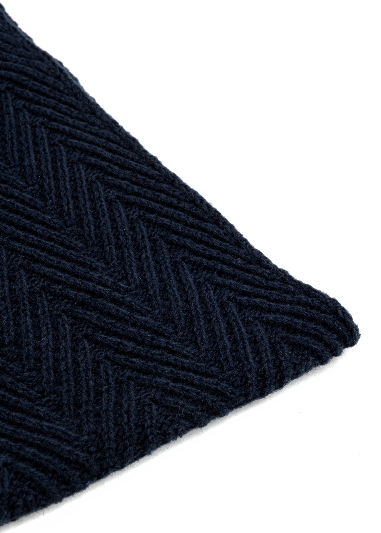 Pánska šatka v tmavomodrej farbe SZAMT-0066-69(Z25) - detailný záber produktu na bielom podklade.
