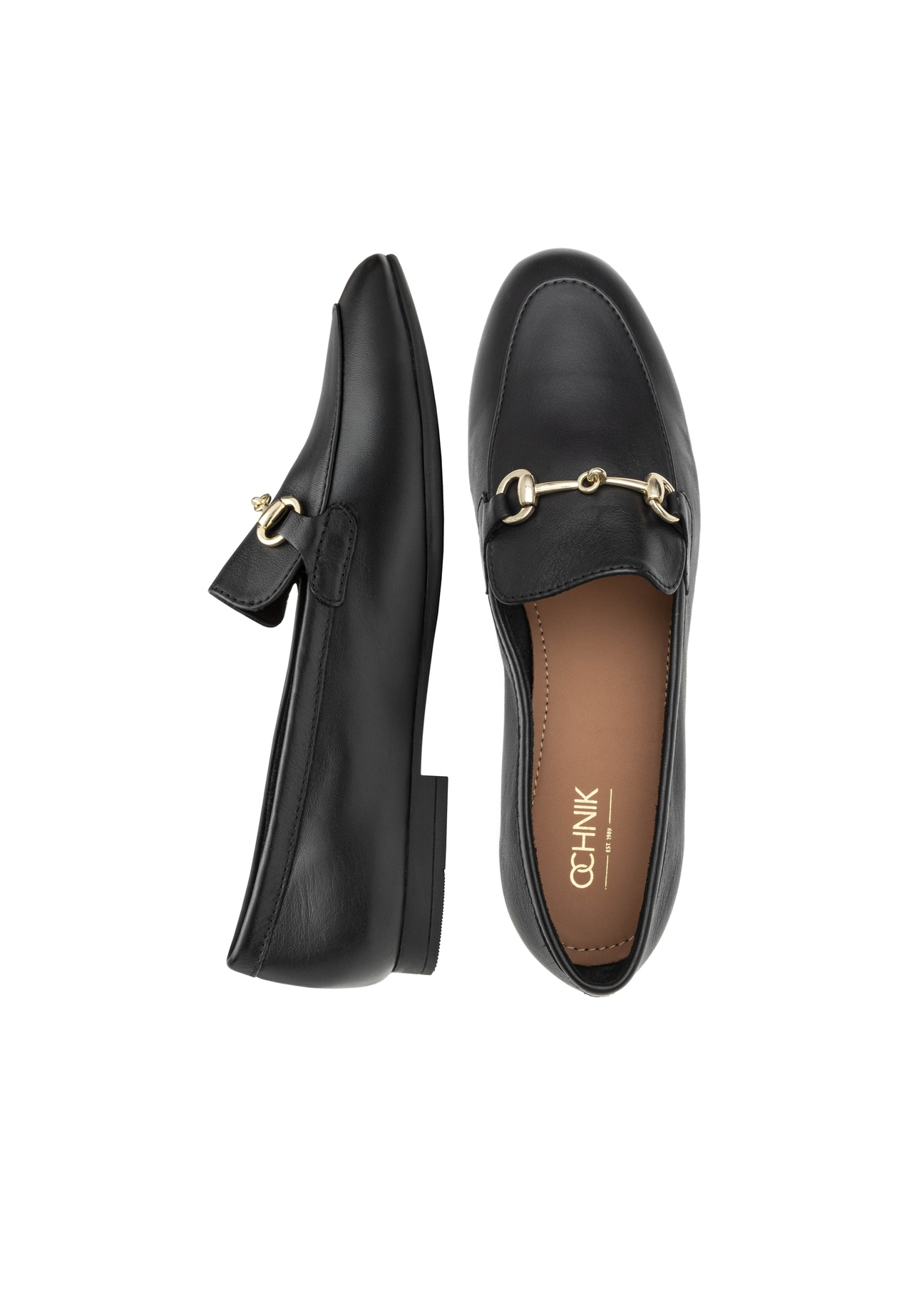 Dámske kožené čierne mokasíny BUTYD-0916A-99(W26), pohľad na produkt zhora na bielom pozadí.