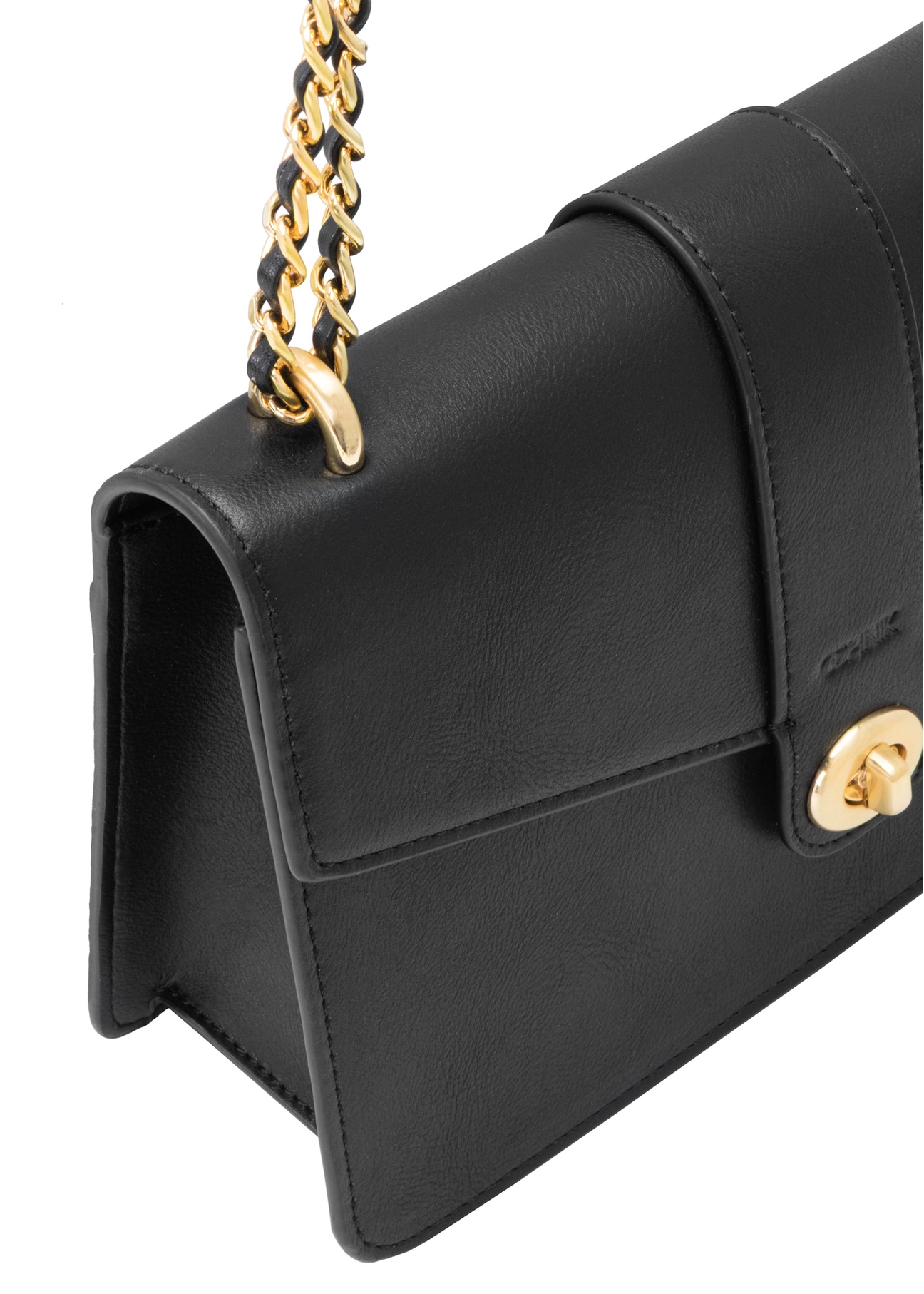 Čierna dámska taška cez rameno TOREC-1137-99(W26), detail produktu na bielom pozadí.