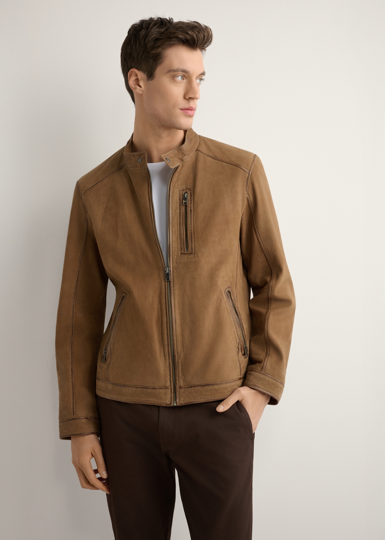 Pánska tmavobéžová semišová bunda KURMS-0398-1C(W26) - pohľad spredu na produkt, modelovaná, na svetlom pozadí. Viditeľná silueta po kolená.