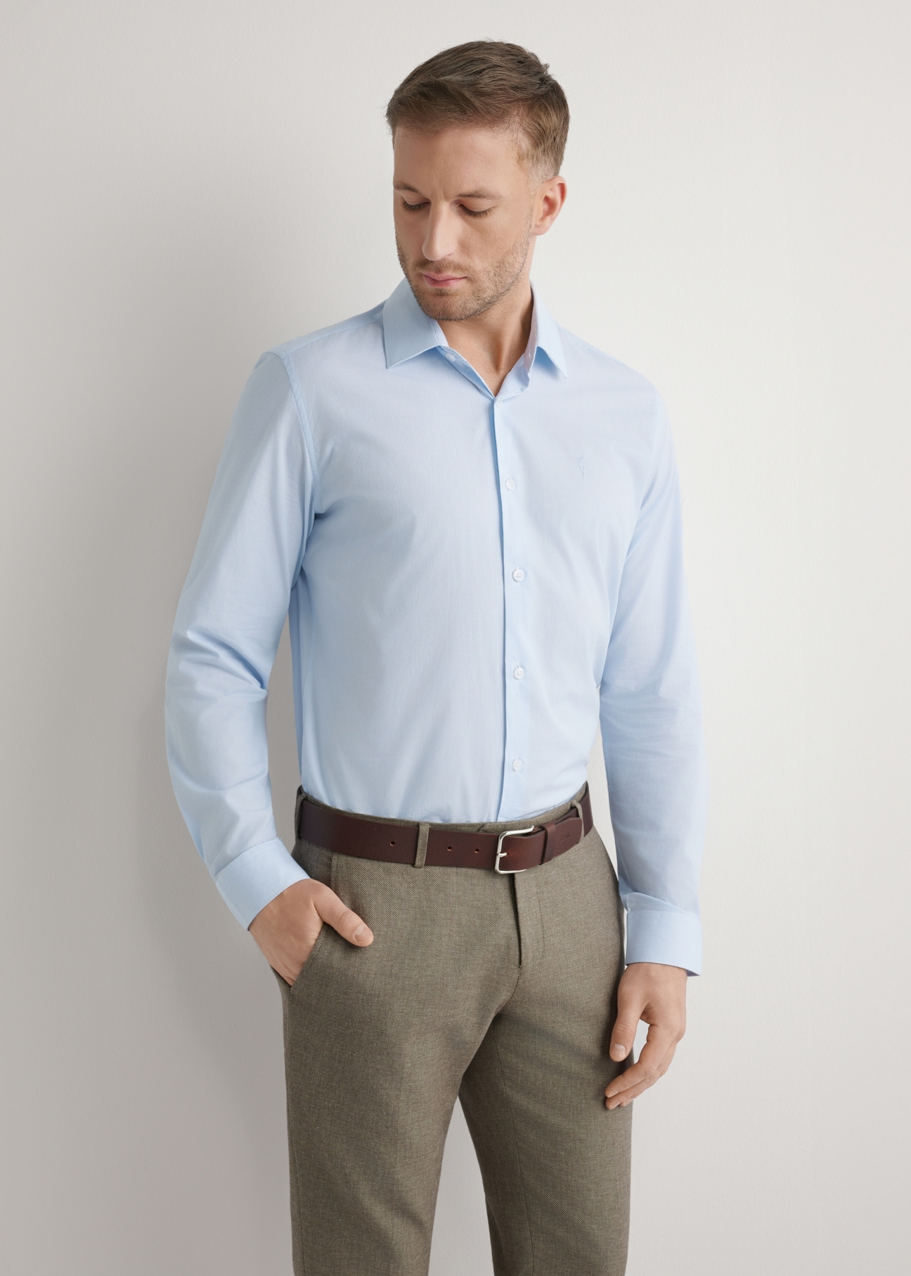 Pánska pruhovaná košeľa KOSMT-0357-7A(W26), pohľad spredu na produkt na modelke. Viditeľná polovica siluety.