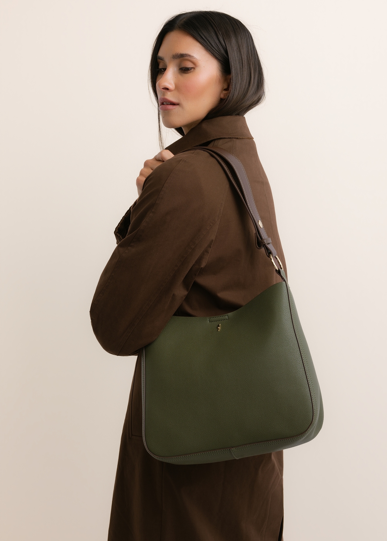 Zelená dámska hobo taška TOREC-1257-8B(Z26), diagonálny pohľad na produkt, na modelke, na svetlom pozadí. Viditeľná polovica siluety.