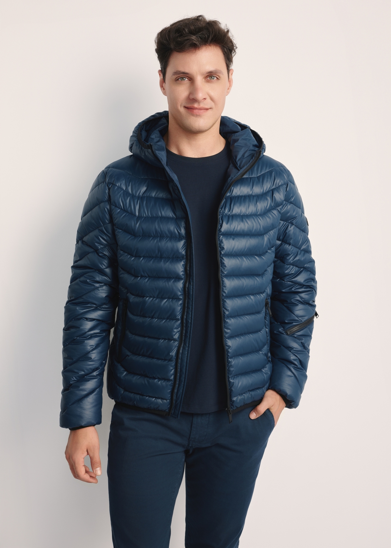 Pánska bunda v tmavomodrej farbe KURMT-0380-69(Z25), produkt viditeľný spredu na modelke, viditeľná polovica siluety.