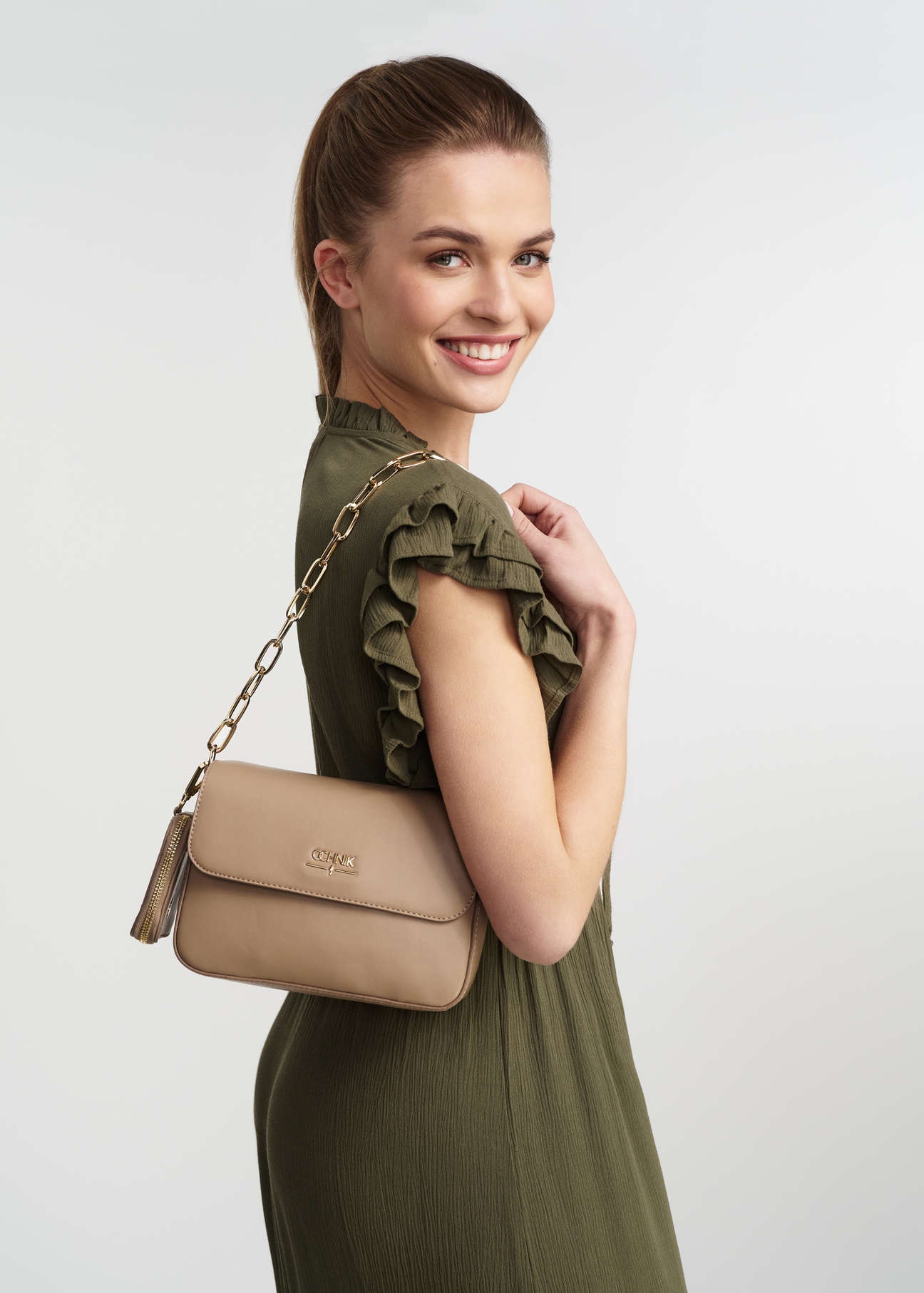 Tmavobéžová dámska crossbody kabelka s retiazkou TOREC-0767B-82(W25)