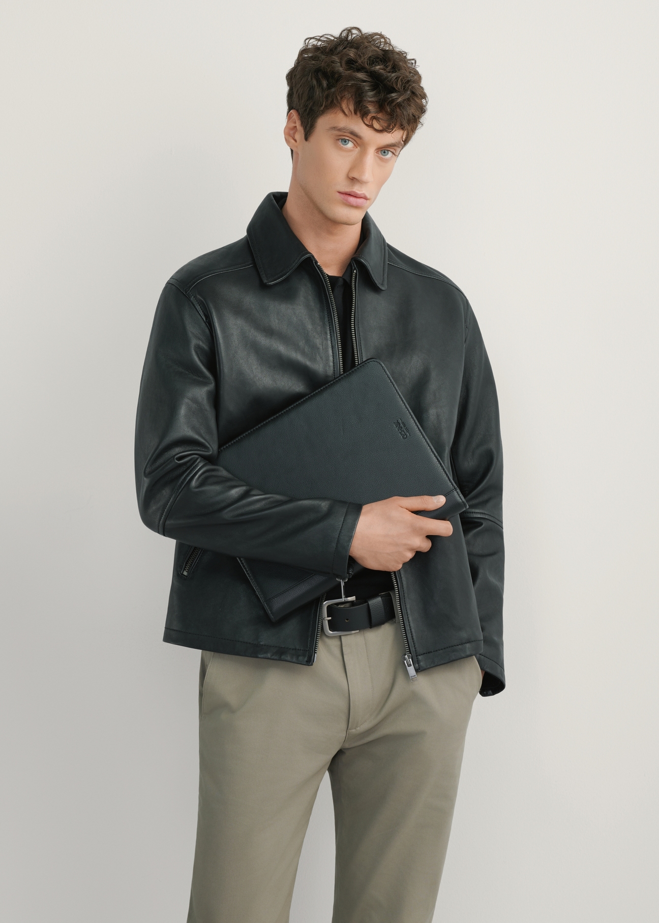 Pánska čierna kožená aktovka TORMS-0410R-9I(W26), pohľad spredu na produkt na modeli, viditeľná polovica siluety.