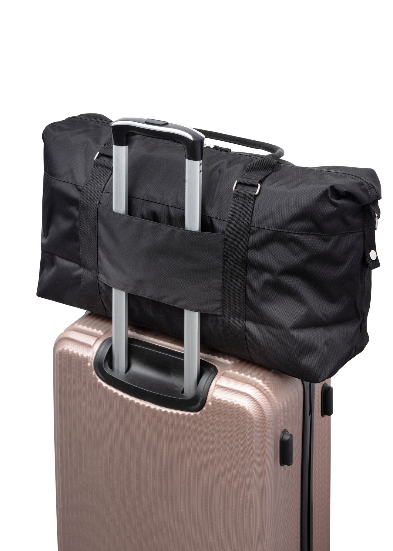 Čierna cestovná taška TORMN-0382-99(Z25), pohľad na produkt zozadu na kufri na bielom pozadí.