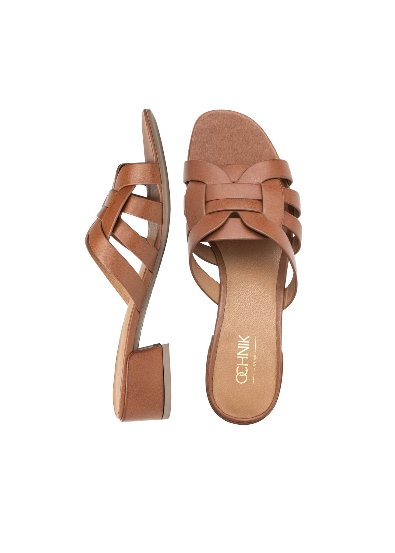 Dámske kožené šľapky na blokovom podpätku BUTYD-1265-1F(W26), pohľad na produkt zhora na bielom pozadí.