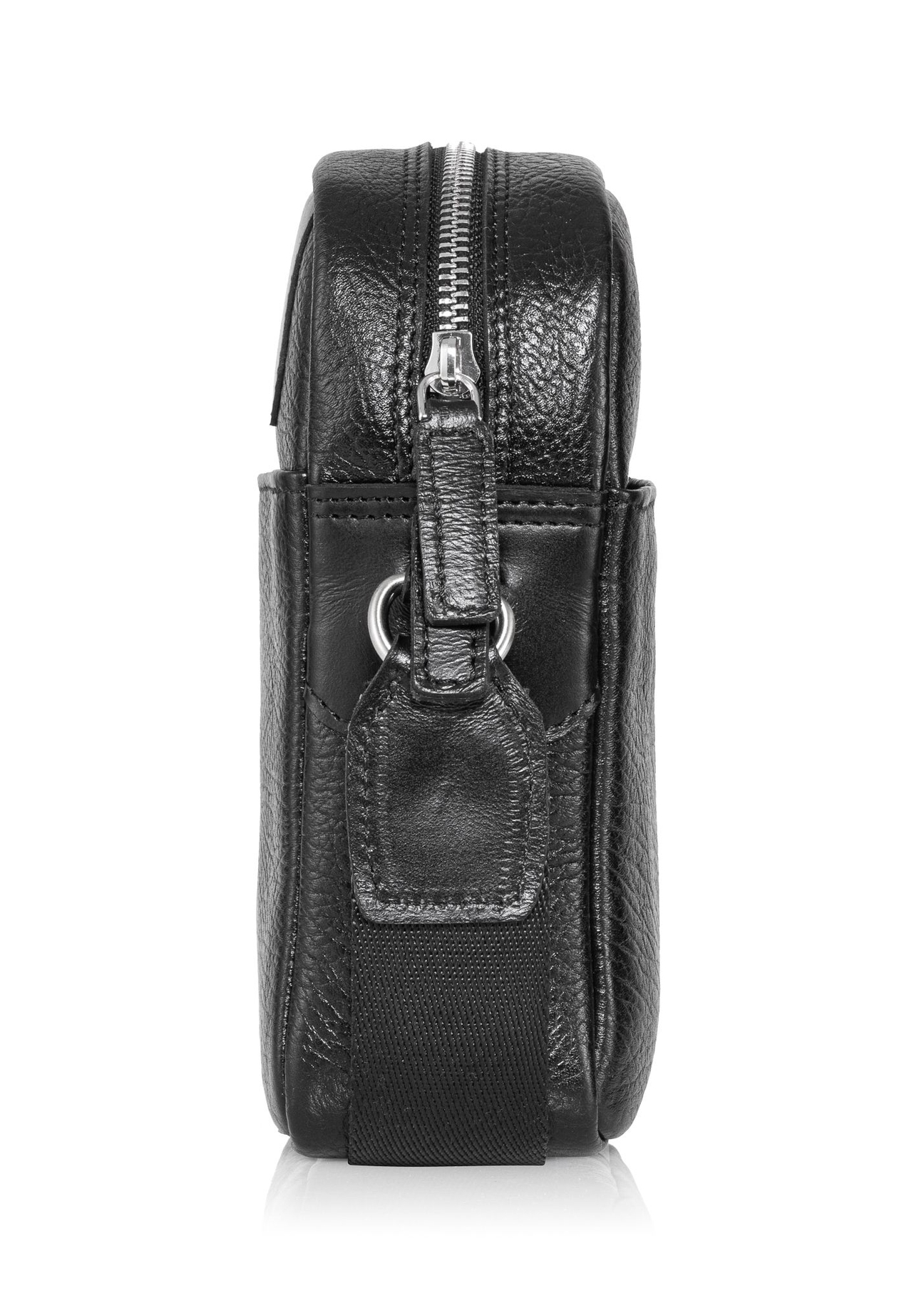 Čierna kožená pánska taška s logom TORMS-0296A-99(Z25) - bočný pohľad na produkt na bielom pozadí.
