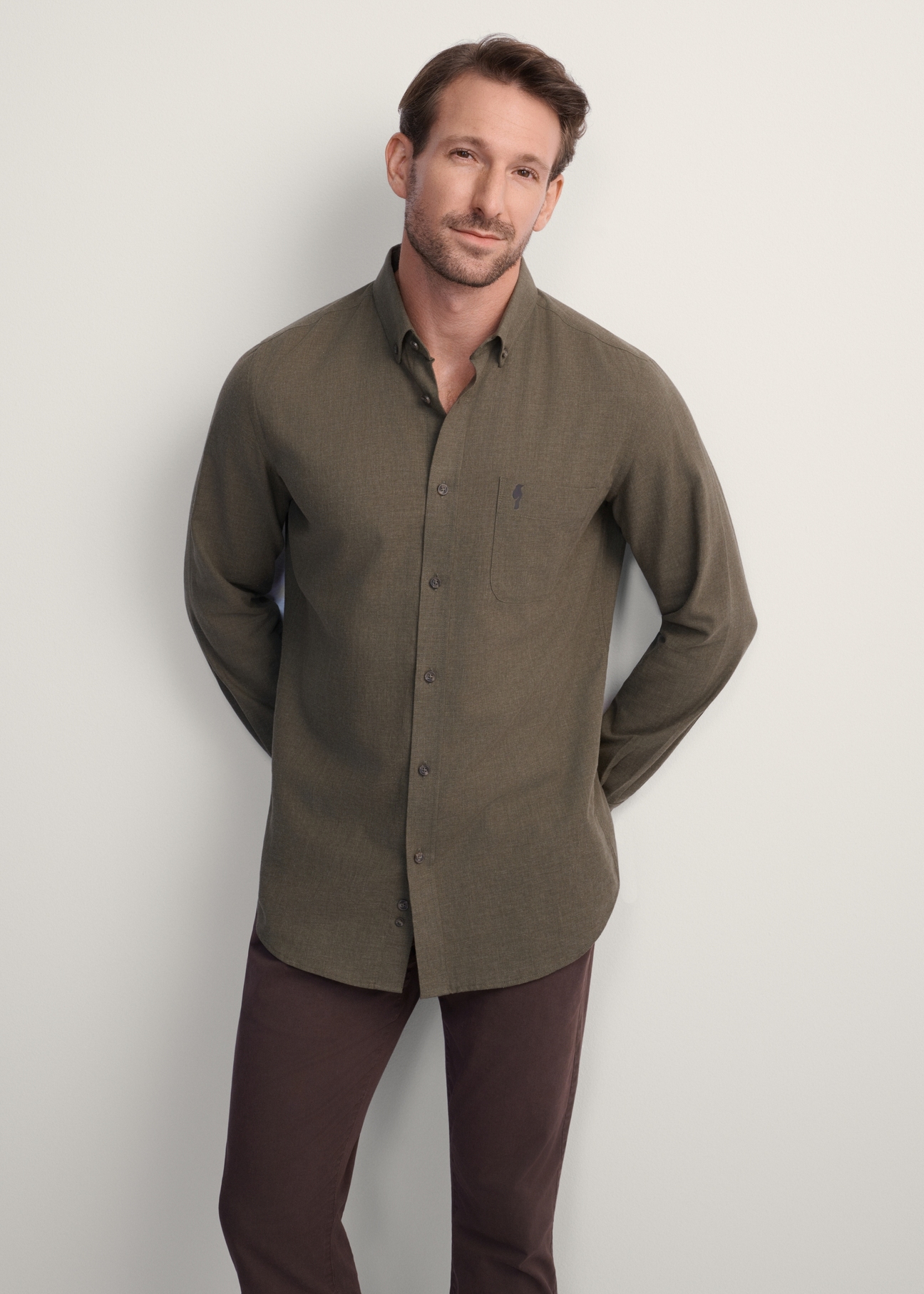 Pánska khaki košeľa KOSMT-0299A-55(Z25), pohľad spredu na produkt na modelke. Viditeľná polovica siluety.