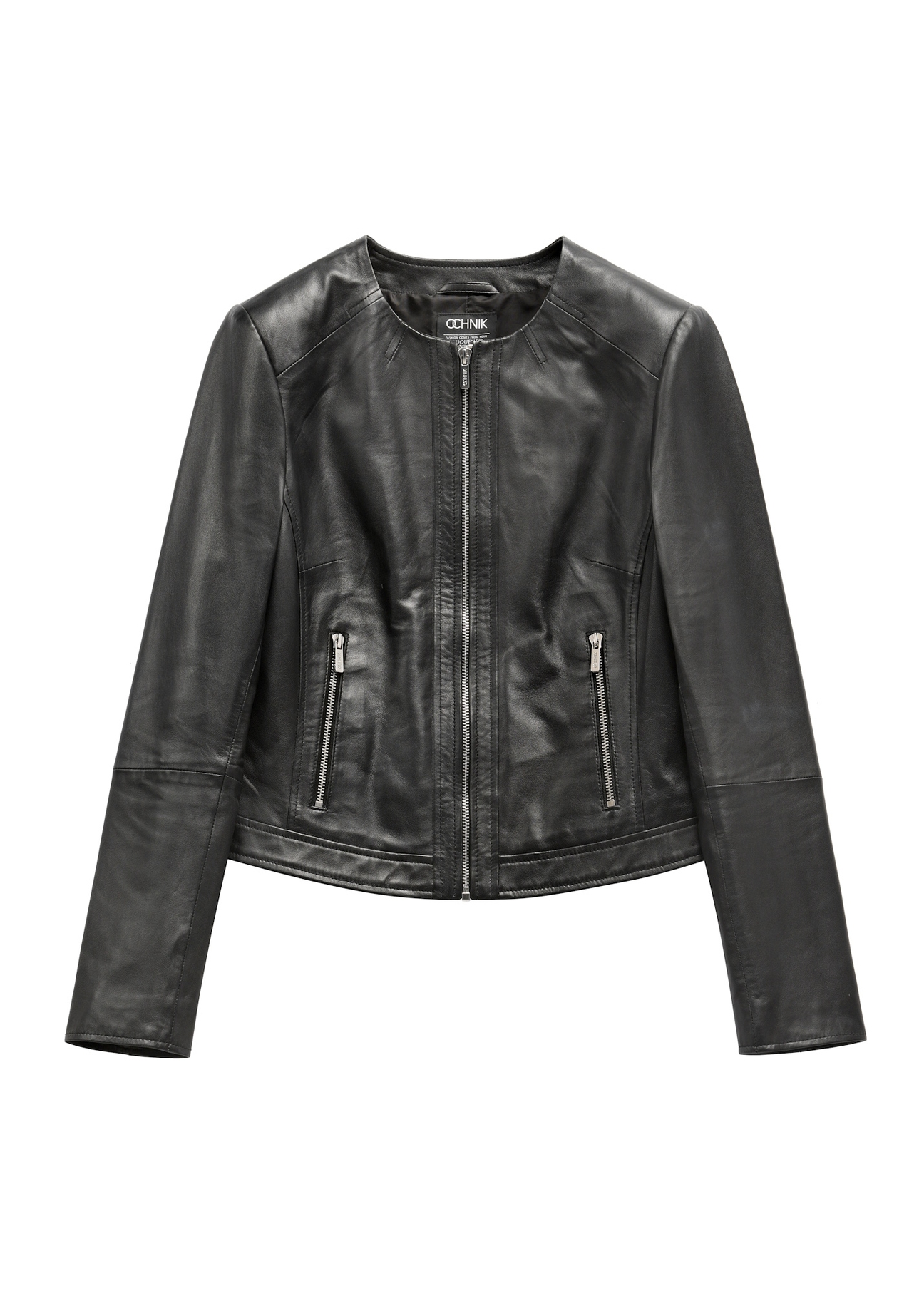 Čierna krátka dámska kožená bunda KURDS-0294-99(KS) - pohľad spredu na produkt, na bielom pozadí.