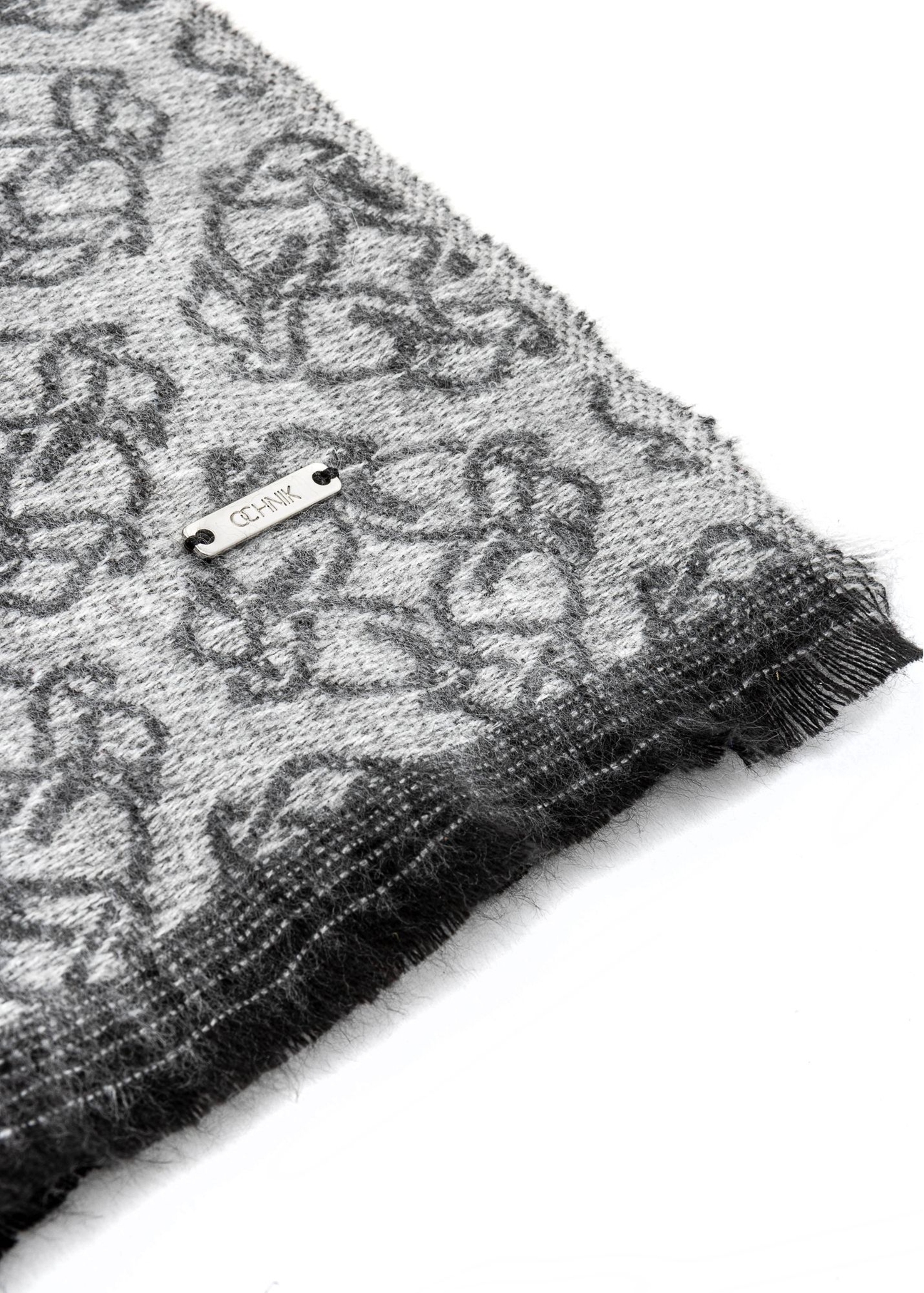 Veľká sivá dámska šatka s monogramom SZADT-0130A-91(Z25), detailný záber na produkt, pohľad na bielom pozadí.