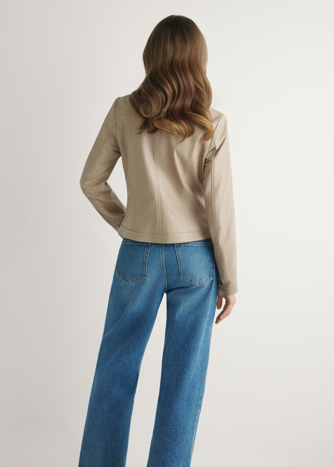 Dámska béžová bunda z pravej kože KURDS-0154-1B(W26), pohľad na modelku zozadu. Viditeľná polovica siluety.