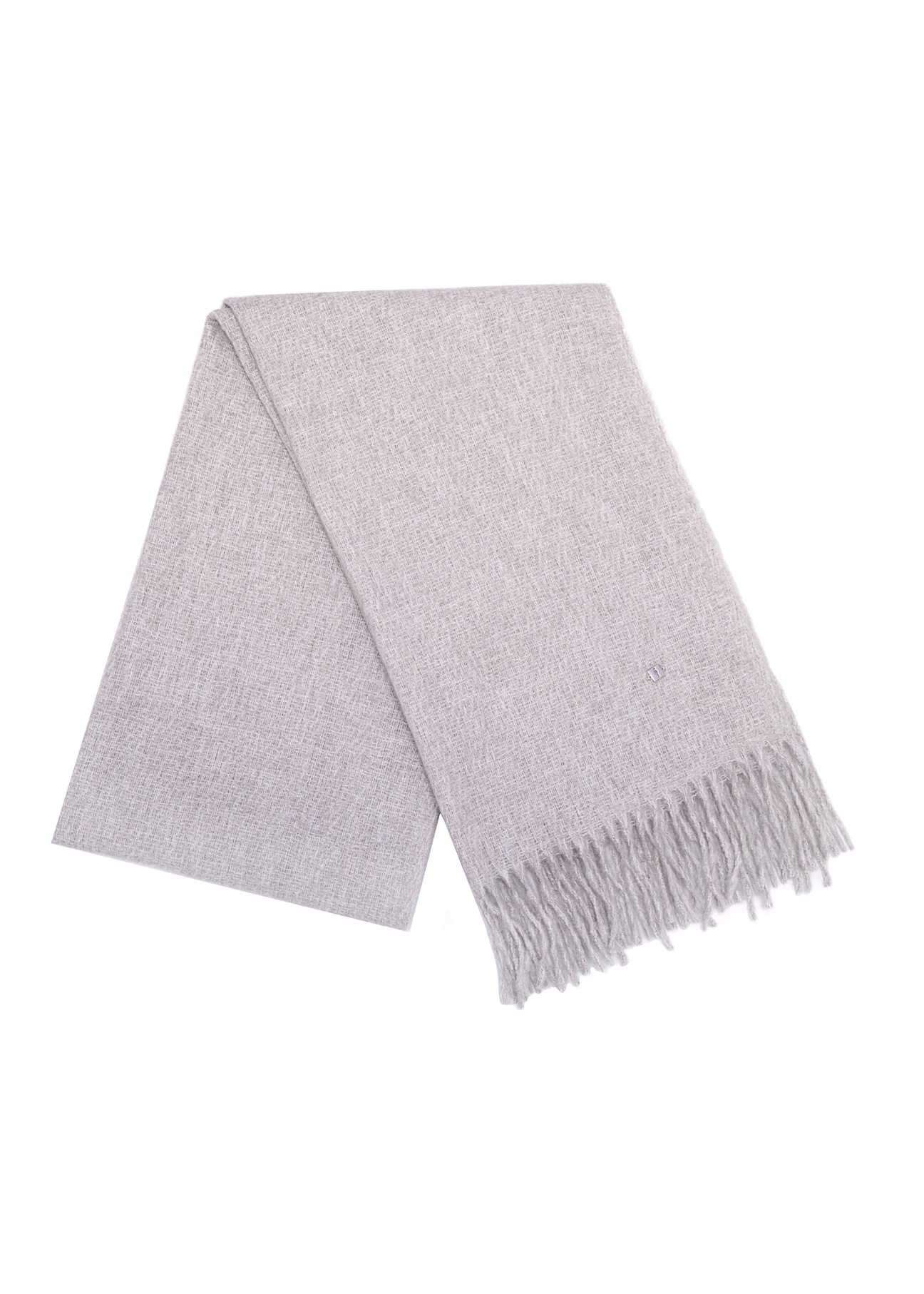 Dámska šatka sivej farby so strapcami SZADT-0209-91(Z25), pohľad spredu na zložený výrobok na bielom pozadí.