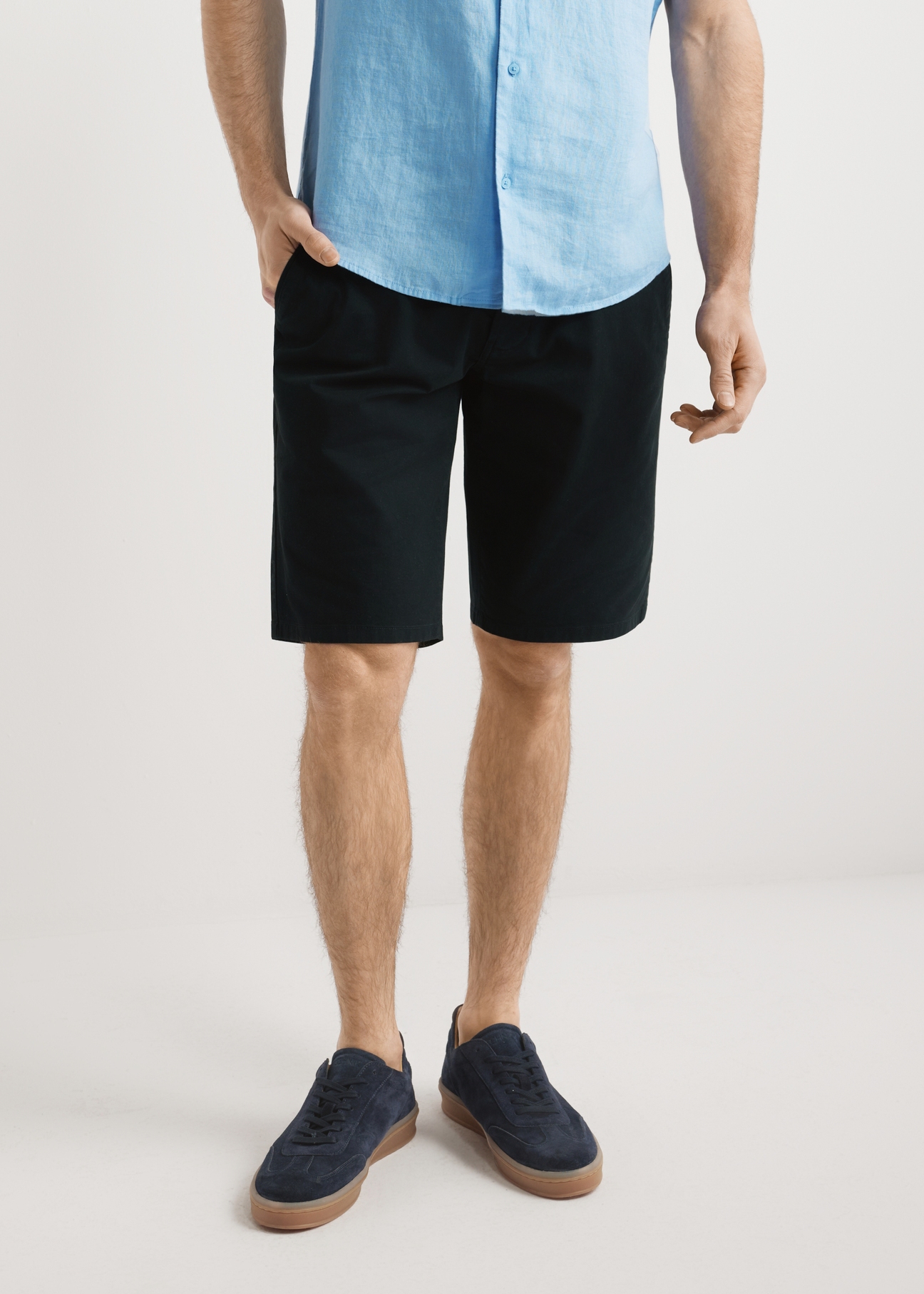 Tmavomodré semišové športové topánky BUTYM-0543-7D(W26), pohľad spredu na produkt na nohách modelky.